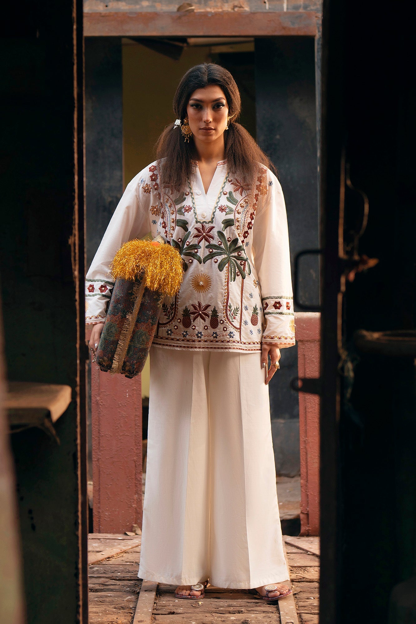 EMBROIDERED SHIRT (E0713/119/002)