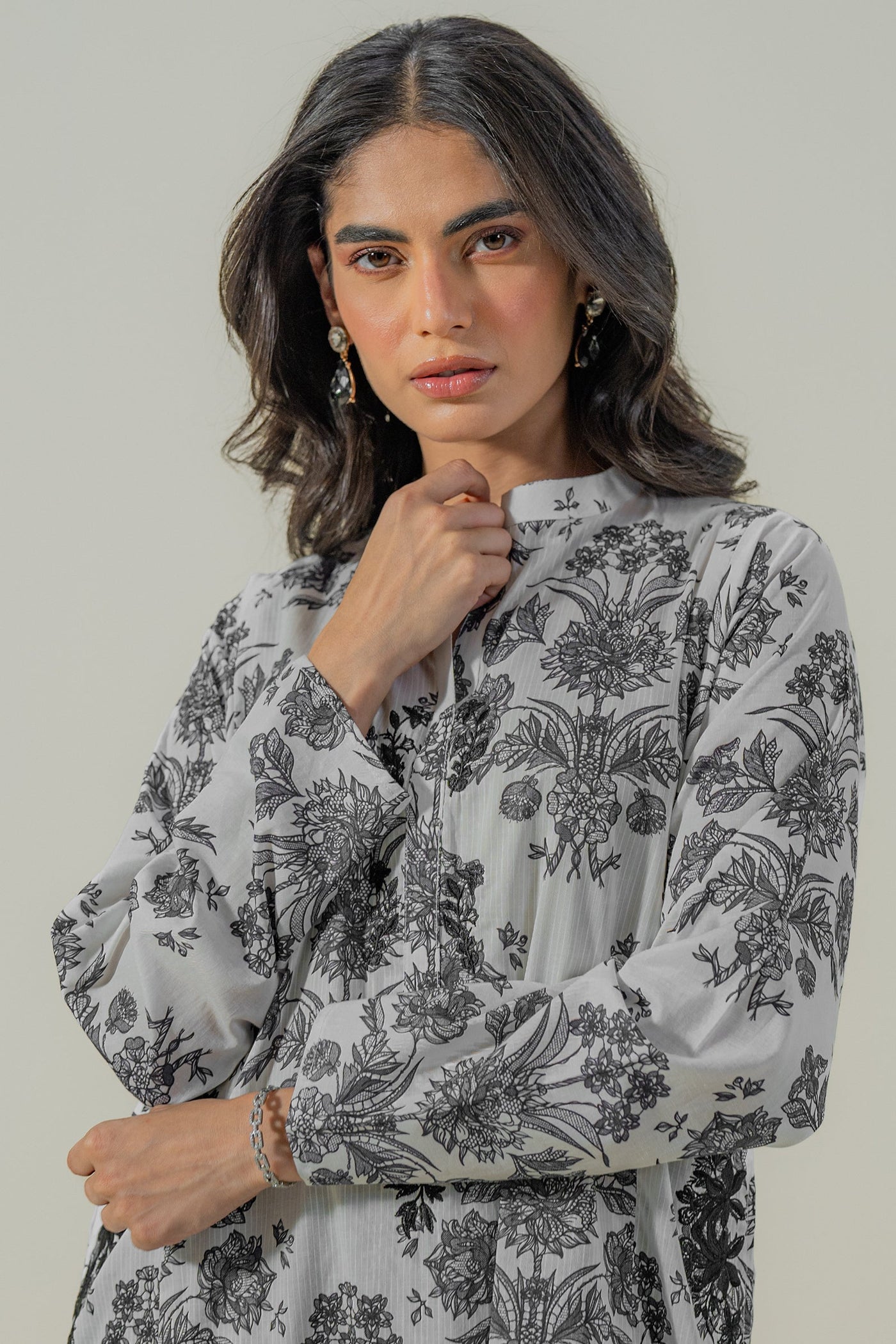 https://cdn.shopify.com/s/files/1/0568/3308/1529/files/E07196-BW0-2.jpg?v=1780658843