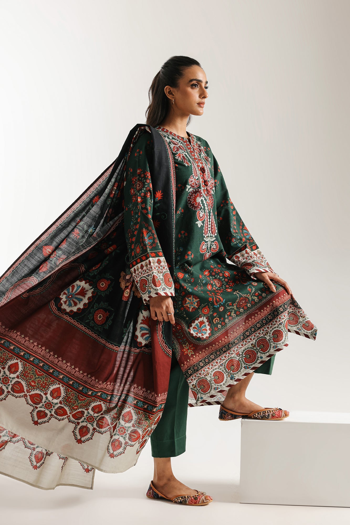 EMBROIDERED SUIT (E0736/203/707)