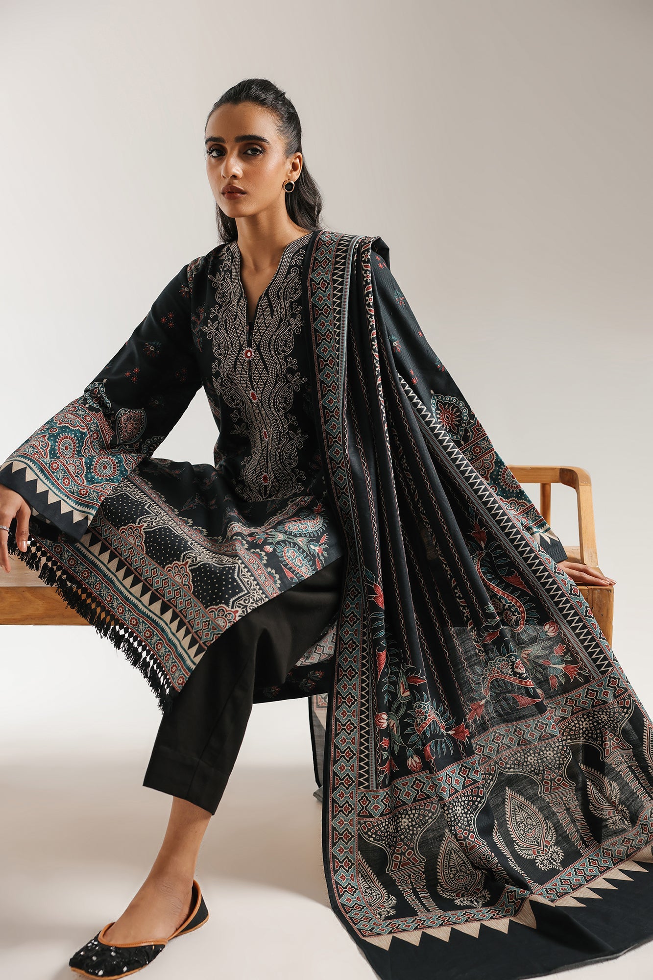 EMBROIDERED SUIT (E0744/203/905)