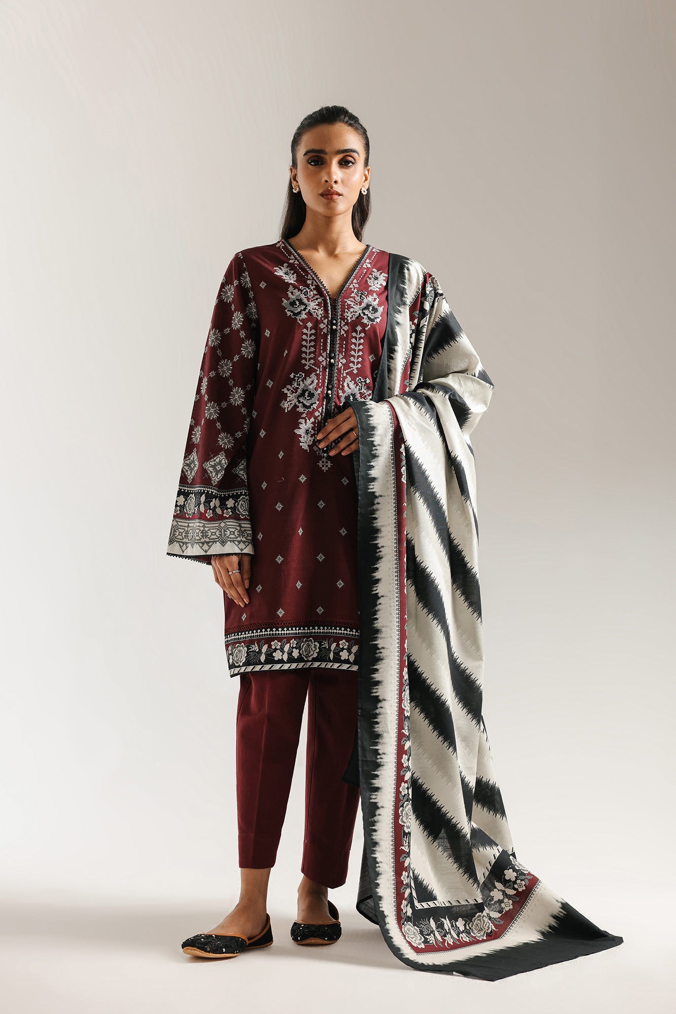 EMBROIDERED SUIT (E0746/203/402)