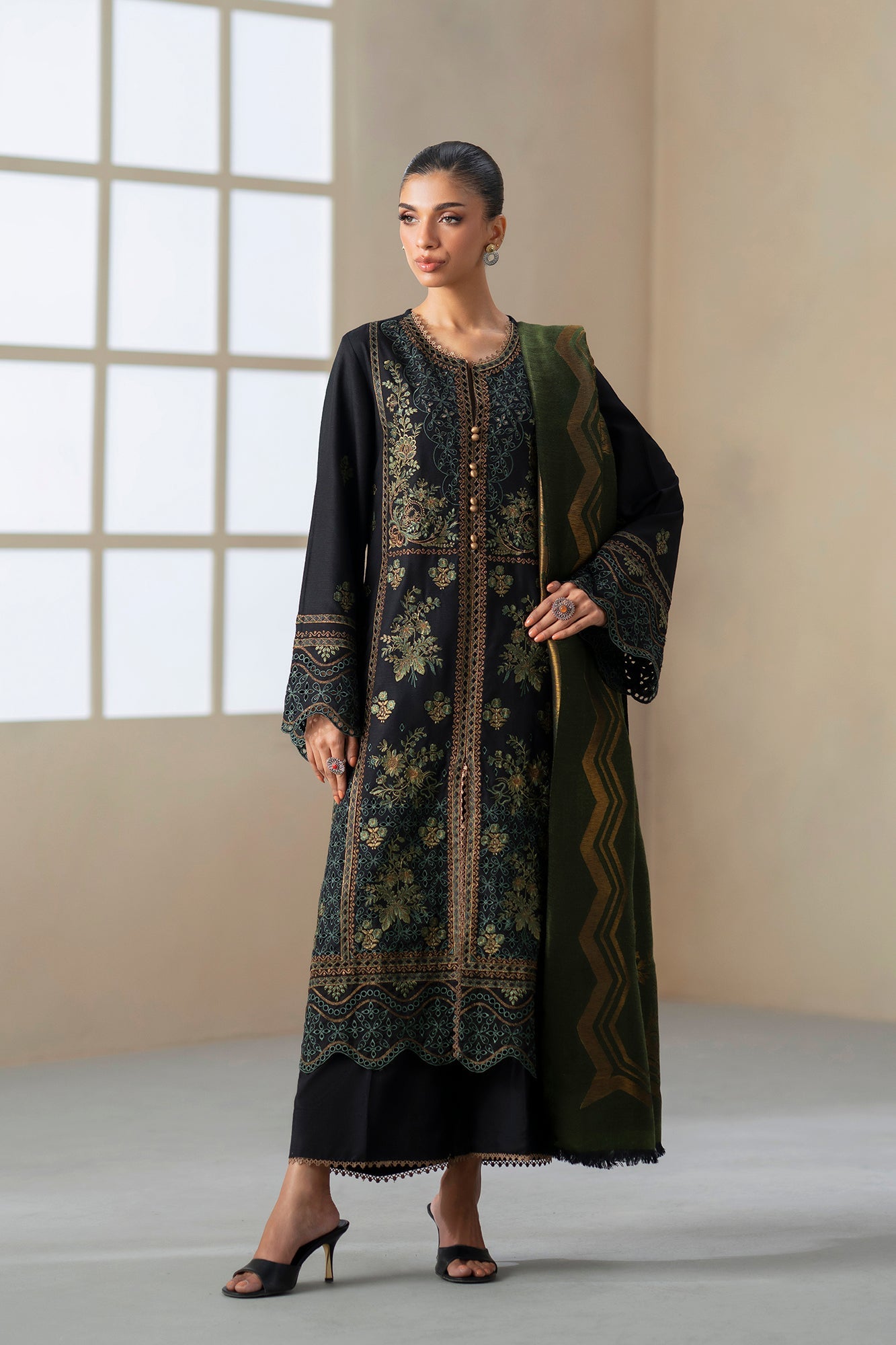 EMBROIDERED SUIT (E0801/203/902)