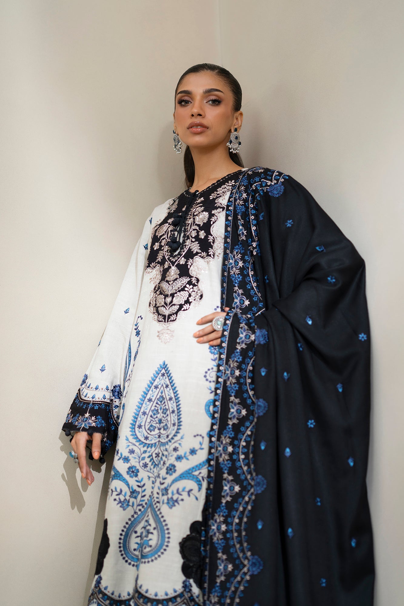 EMBROIDERED SUIT (E0814/203/817)