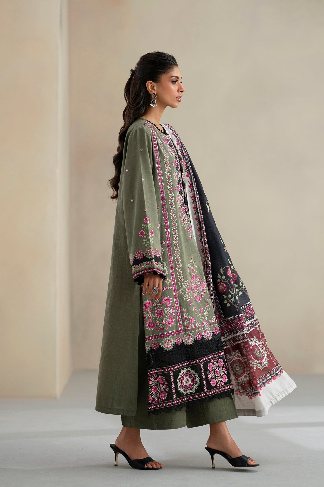 EMBROIDERED SUIT (E0819/203/120)