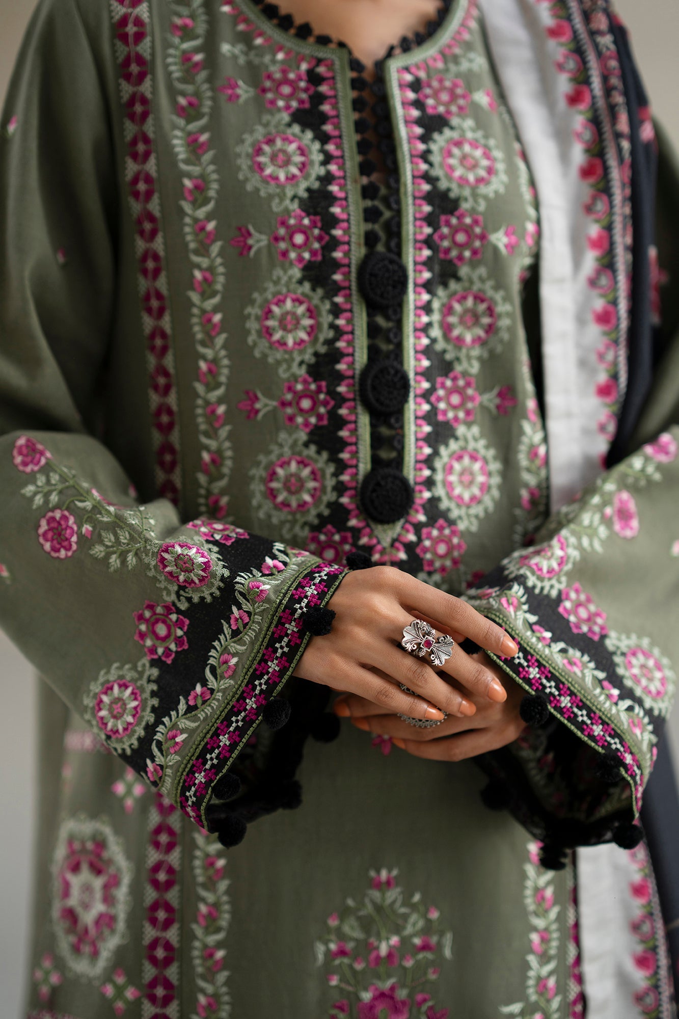 EMBROIDERED SUIT (E0819/203/120)