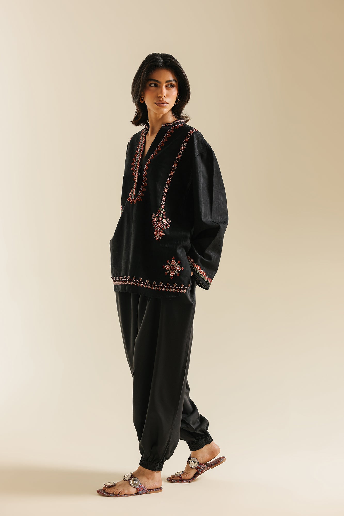 EMBROIDERED TOP (E0832/119/901)