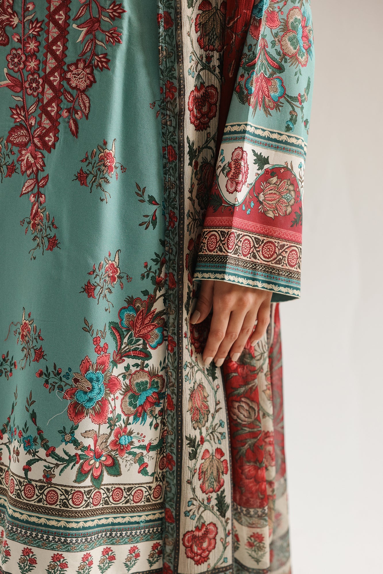 EMBROIDERED SUIT (E0832/203/716)