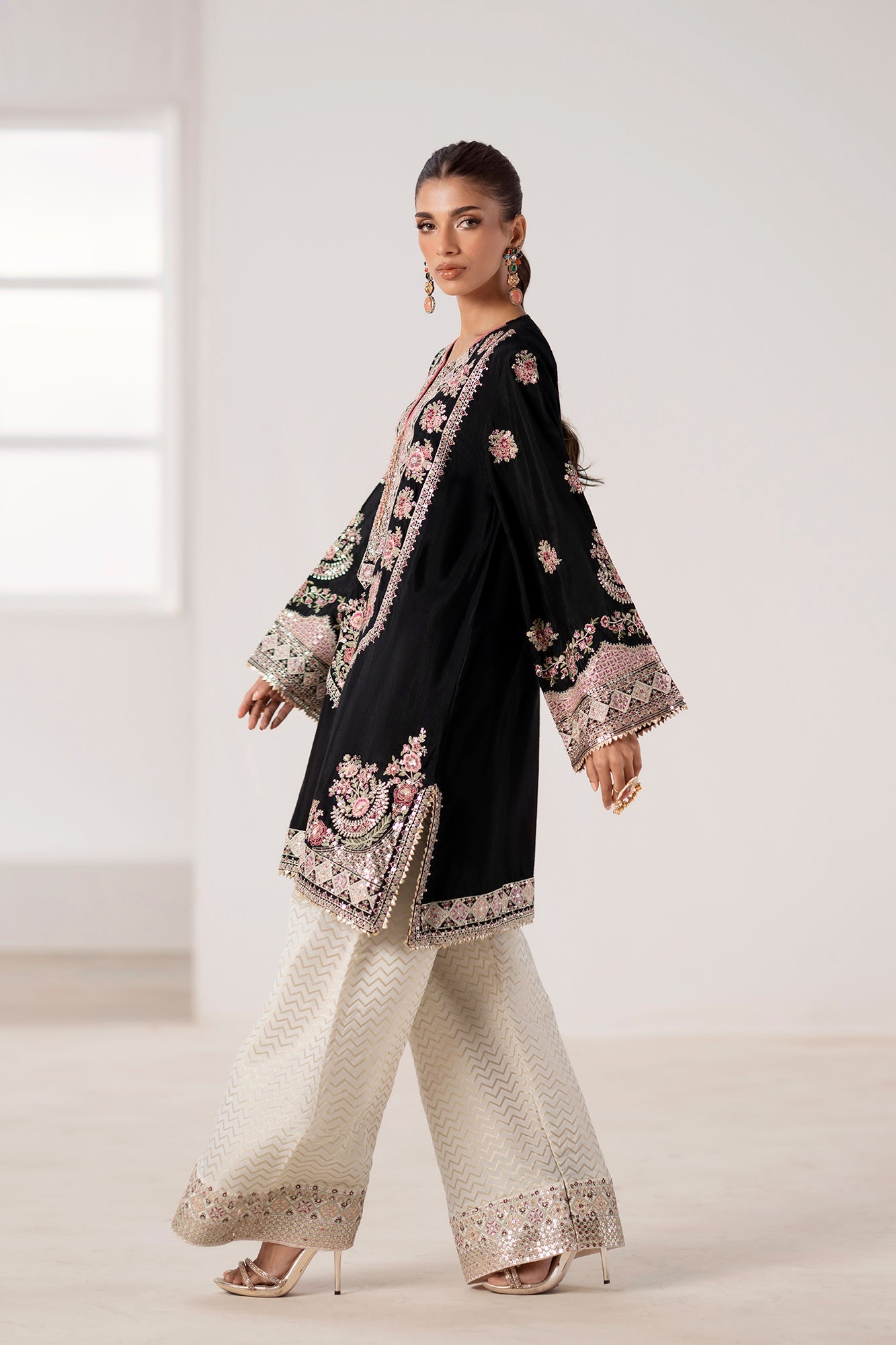 EMBROIDERED SUIT (E0837/104/902)