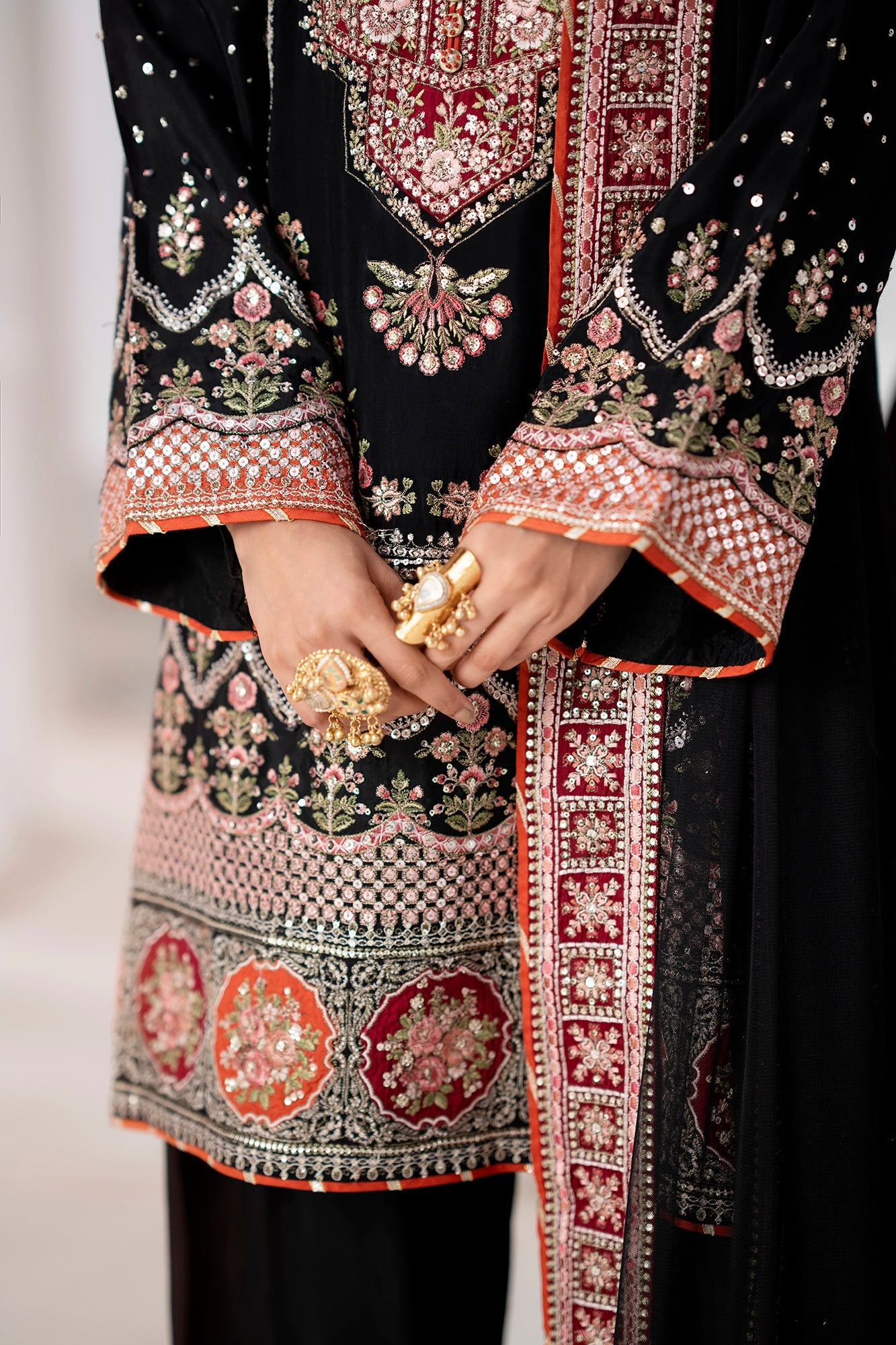 EMBROIDERED SUIT (E0838/104/902)
