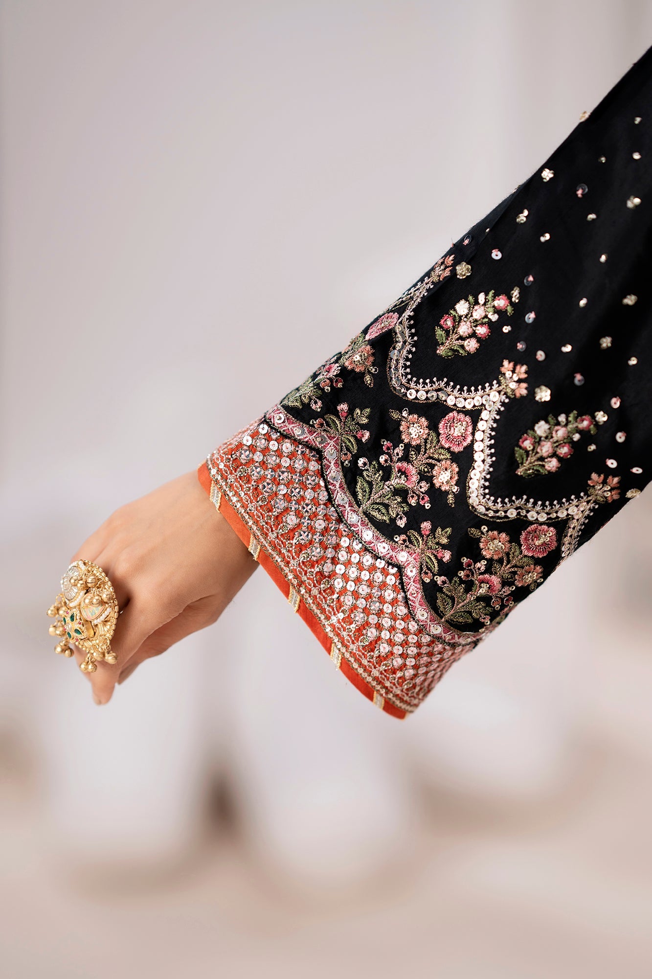 EMBROIDERED SUIT (E0838/104/902)
