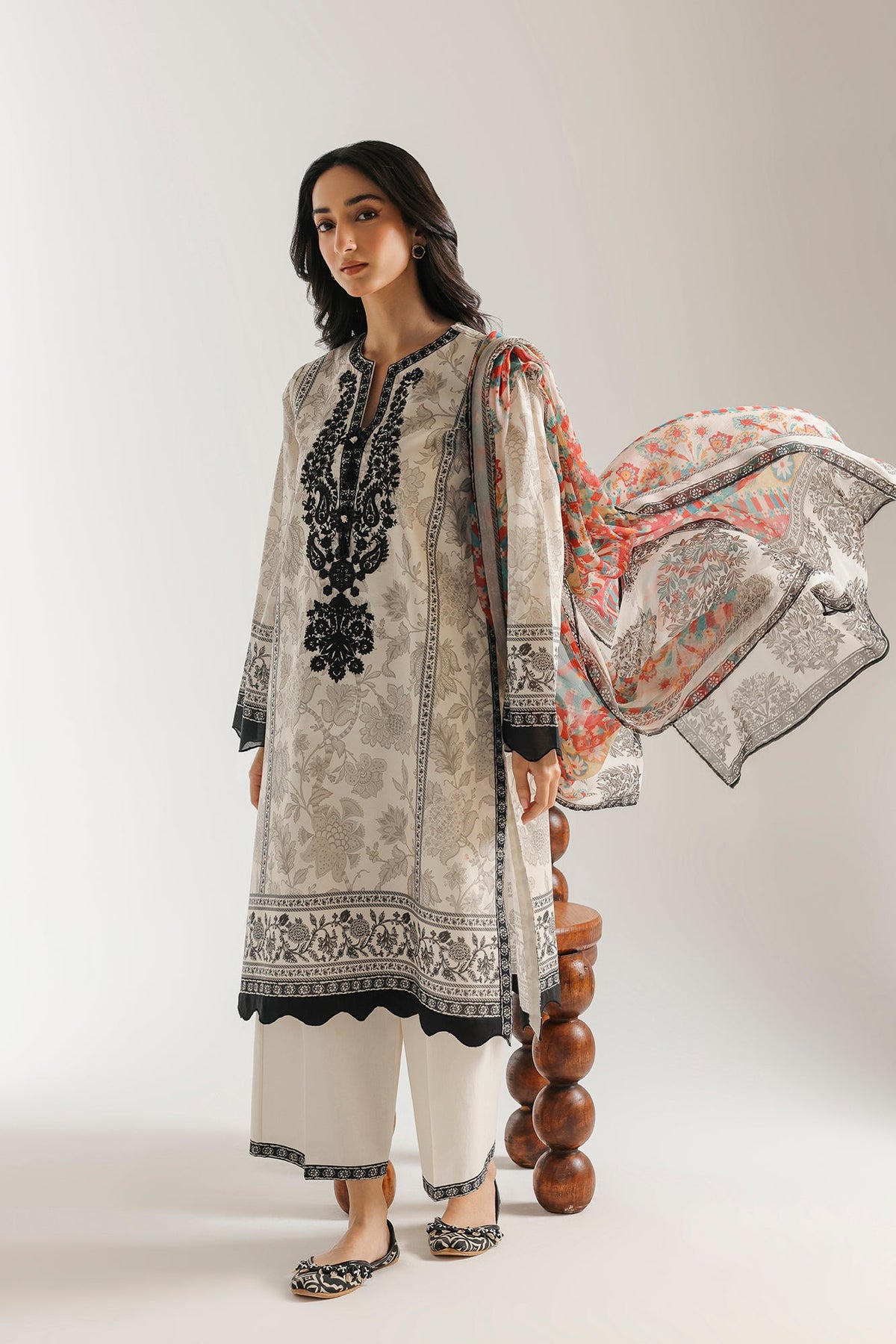 EMBROIDERED SUIT (E0852/203/002)