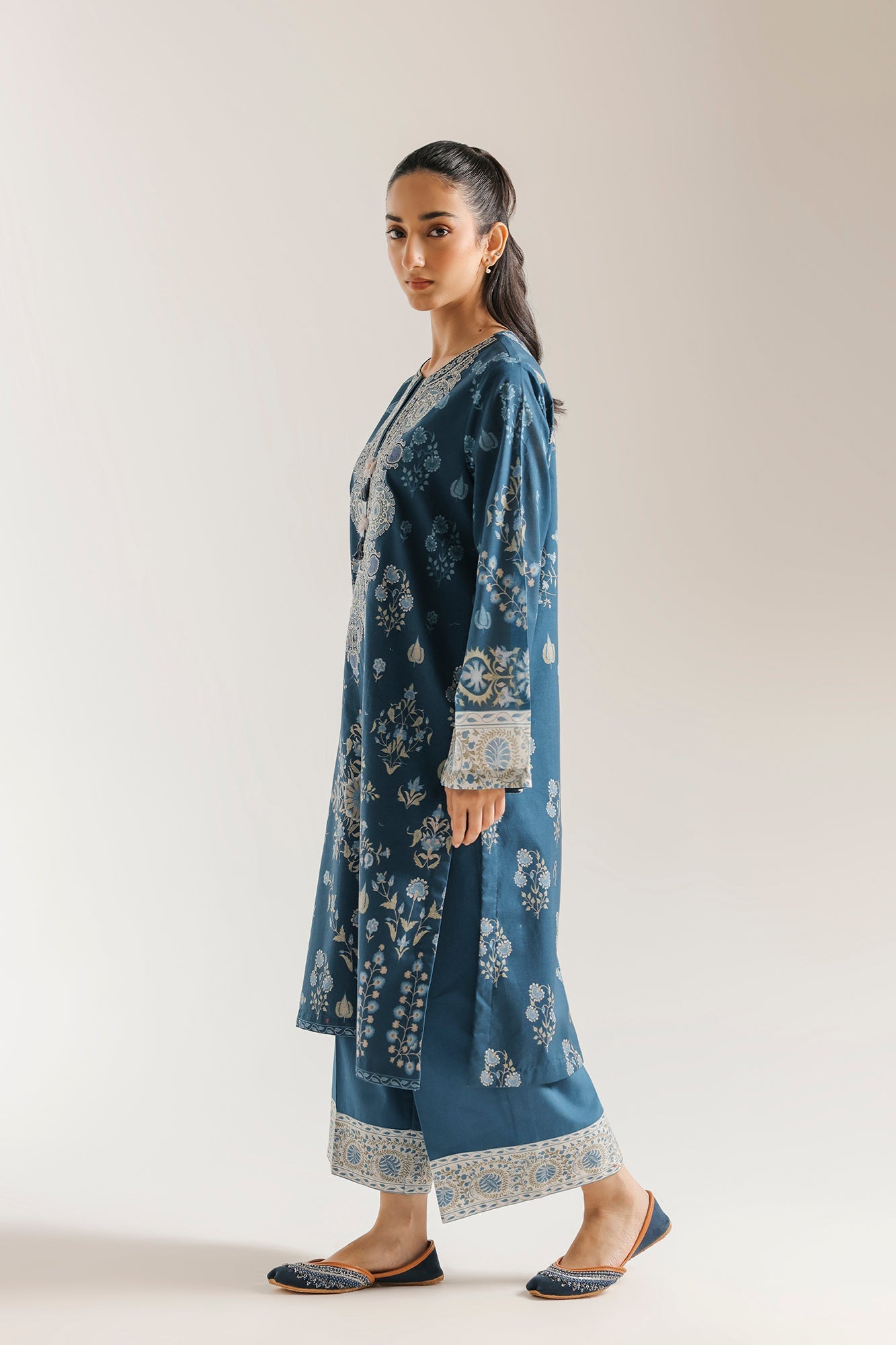 EMBROIDERED SUIT (E0857/203/622)