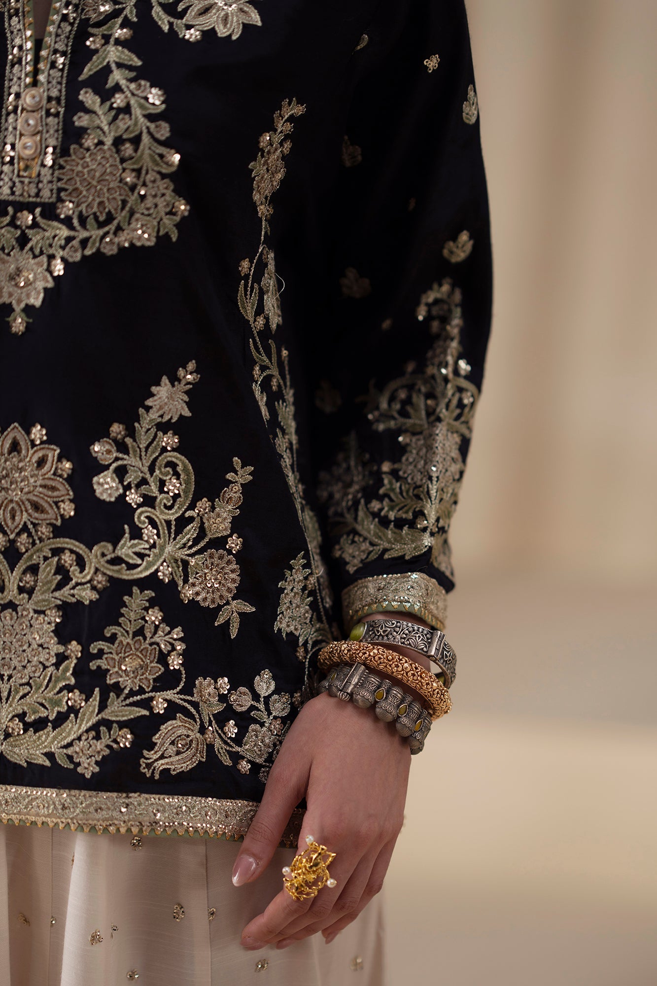 EMBROIDERED SUIT (E0940/104/901)