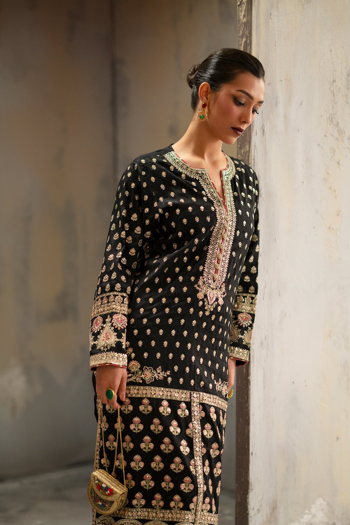EMBROIDERED SUIT (E1010/104/901)