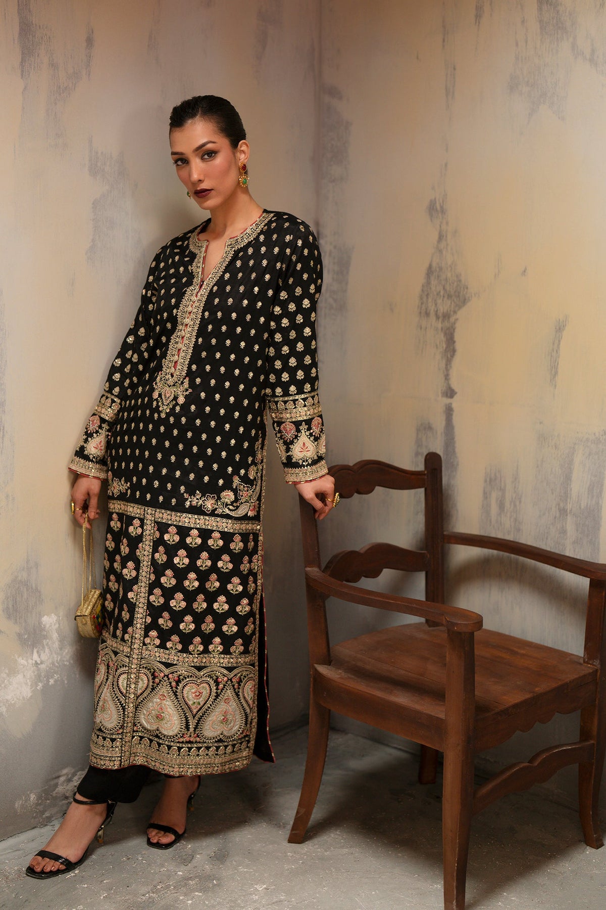 EMBROIDERED SUIT (E1010/104/901)