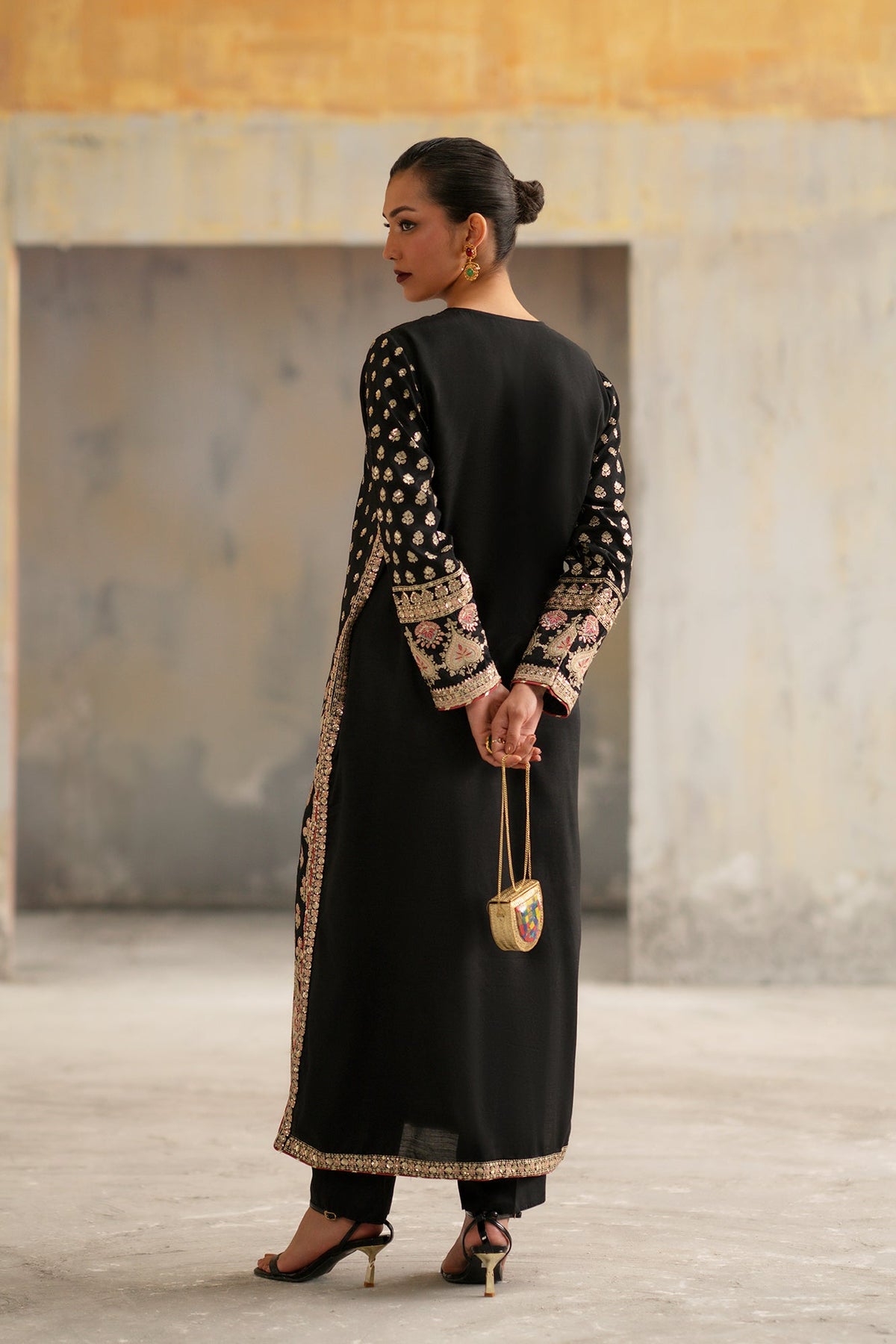 EMBROIDERED SUIT (E1010/104/901)