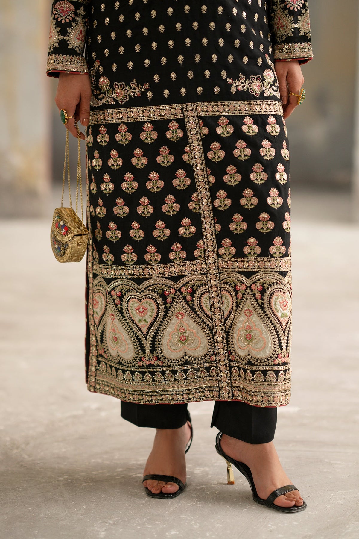 EMBROIDERED SUIT (E1010/104/901)