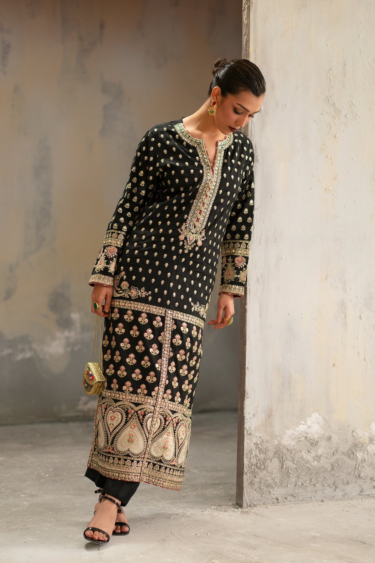 EMBROIDERED SUIT (E1010/104/901)