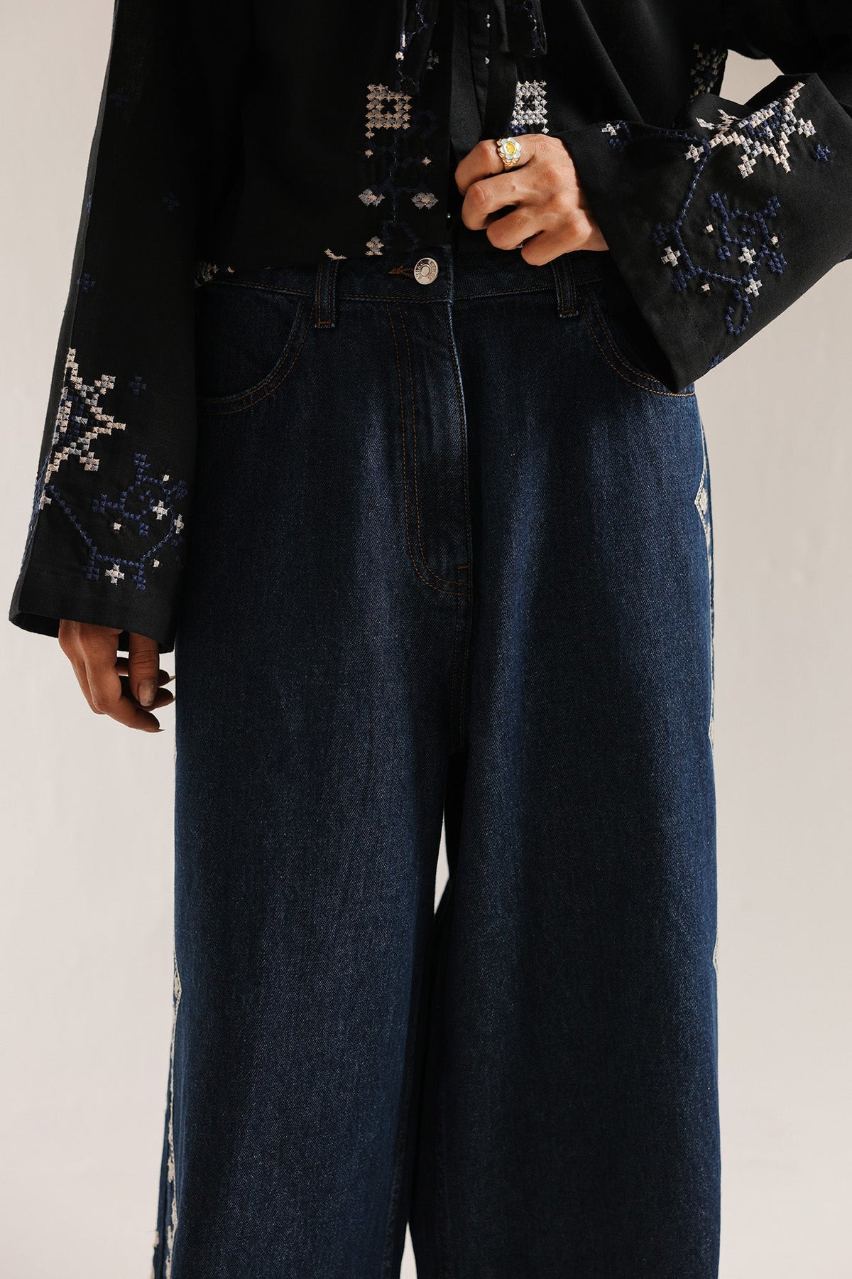 EMBROIDERED JEANS (E1027/101/622)