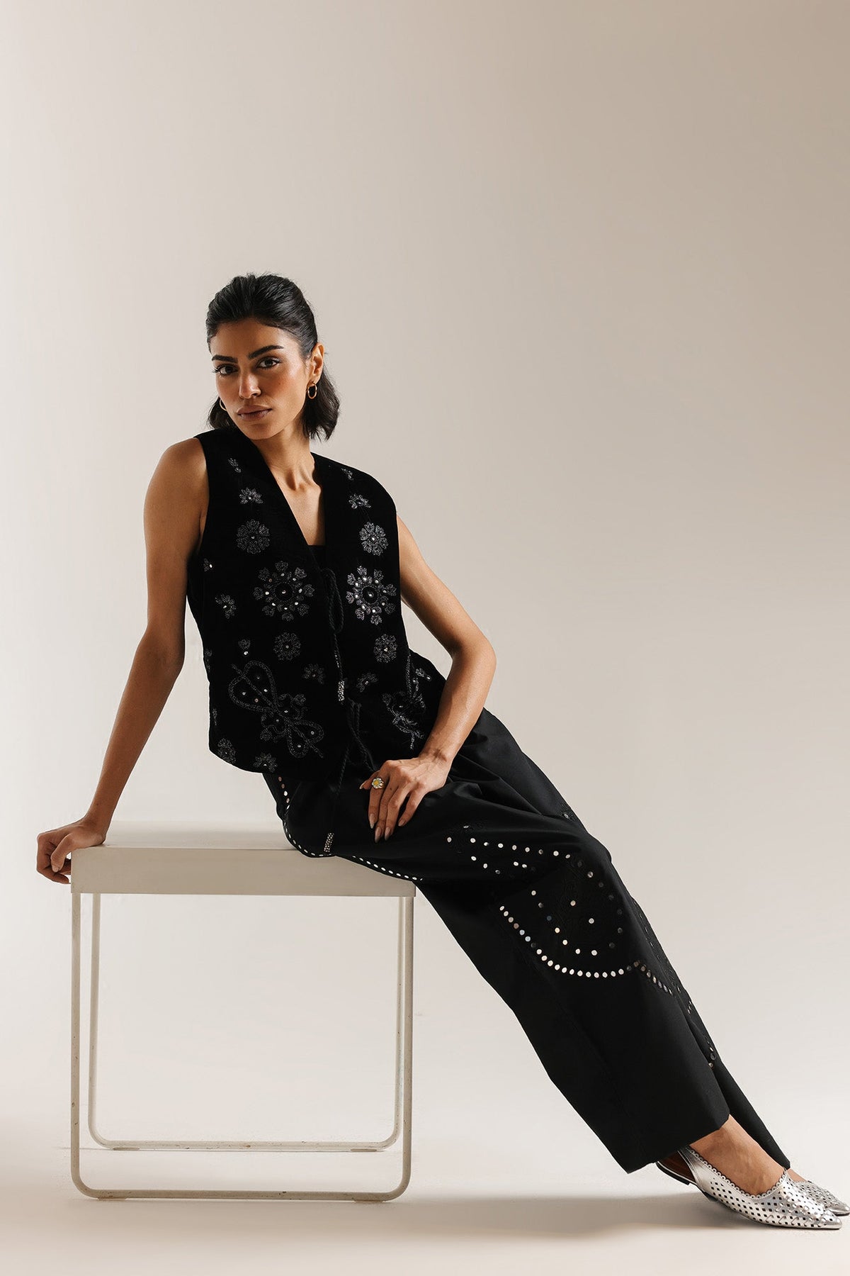 EMBROIDERED TOP (E1048/101/902)