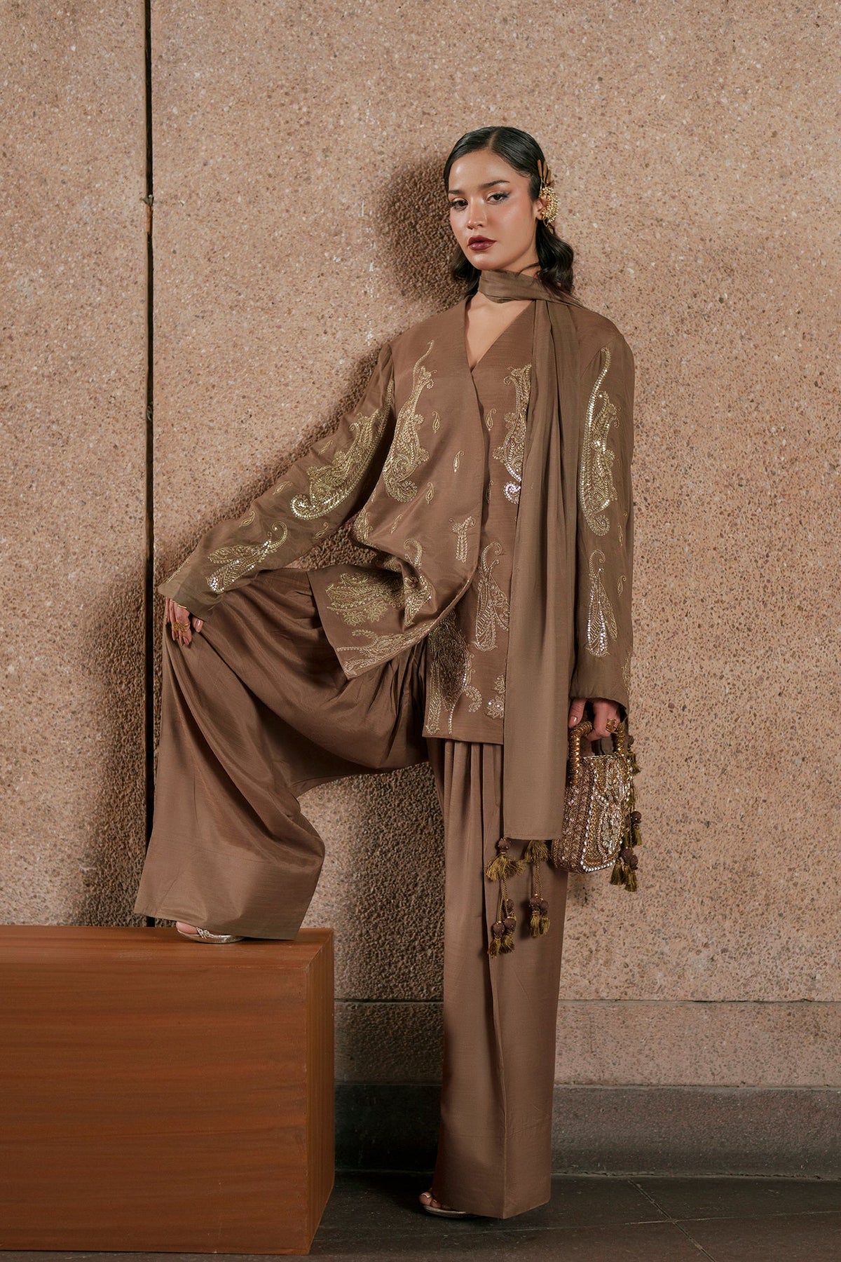 EMBROIDERED SUIT (E1049/104/118)