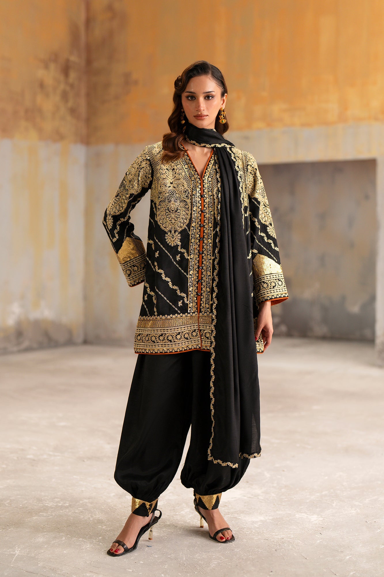 EMBROIDERED SUIT (E1050/104/902)