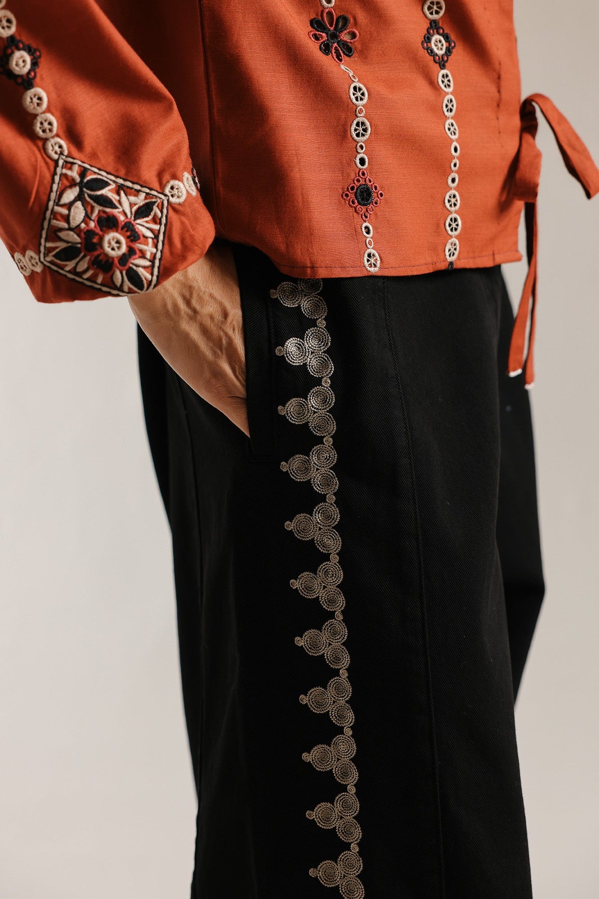 EMBROIDERED JEANS (E1059/101/901)