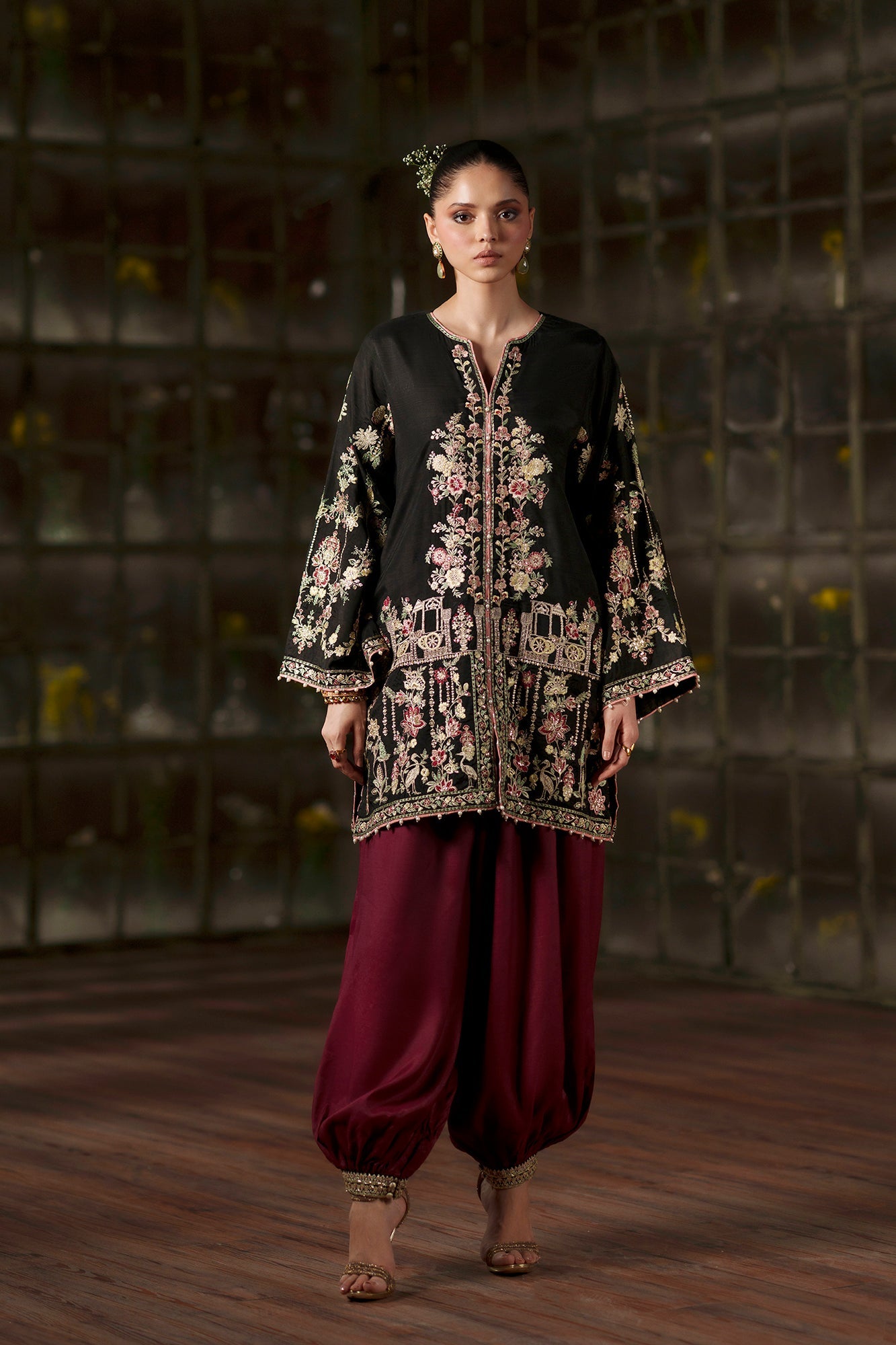 EMBROIDERED SUIT (E1139/104/902)