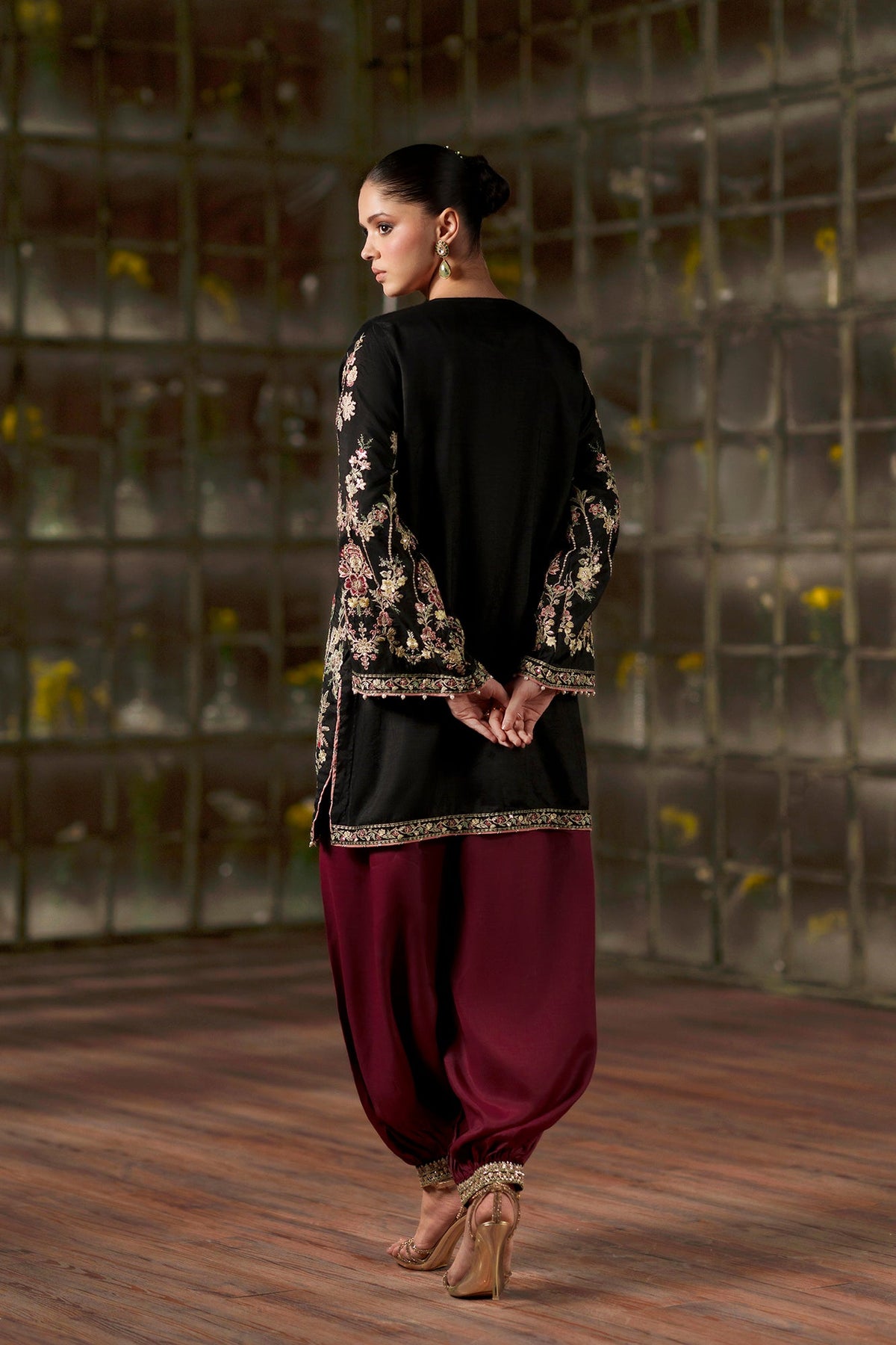 EMBROIDERED SUIT (E1139/104/902)