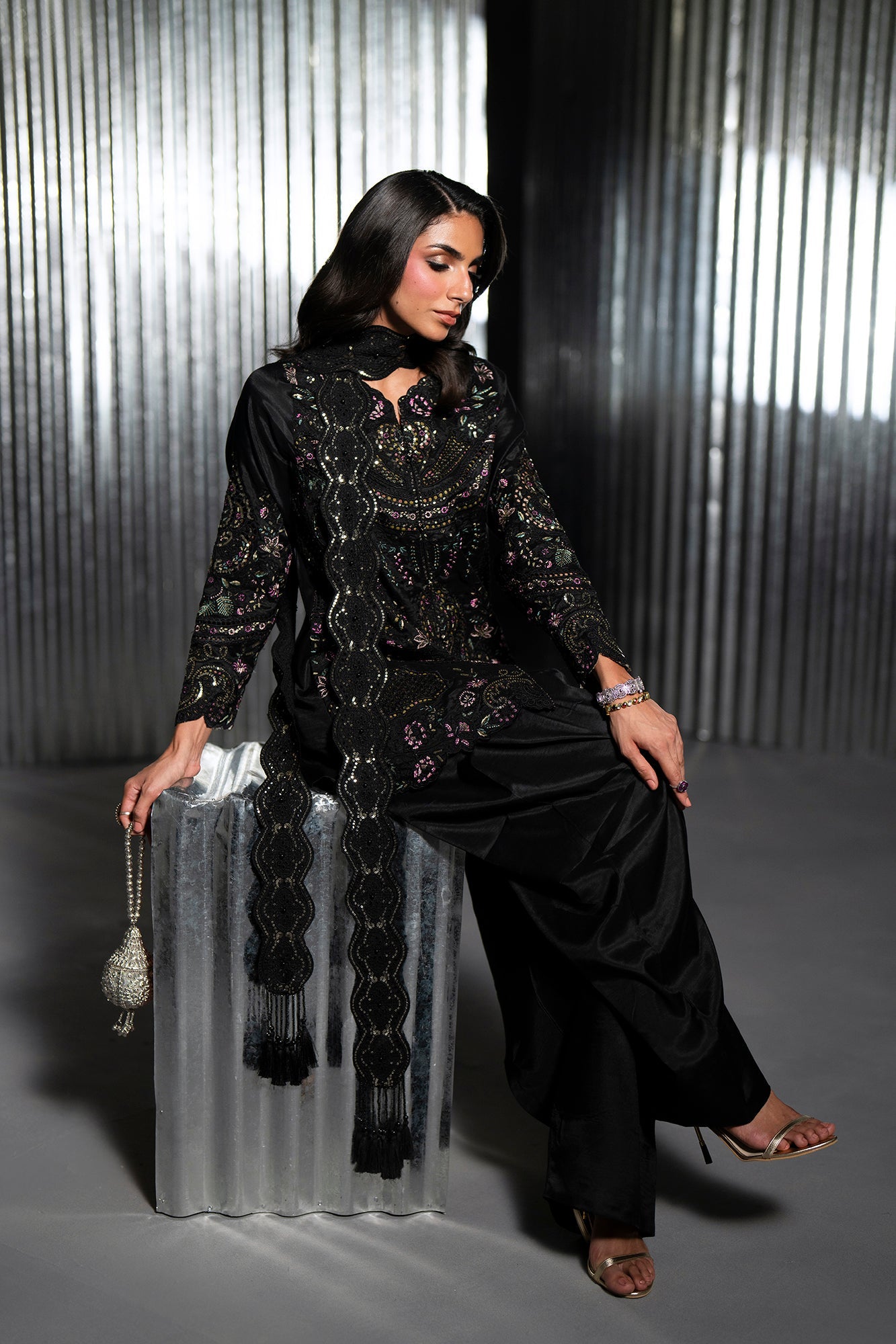 EMBROIDERED SUIT (E1142/104/902)
