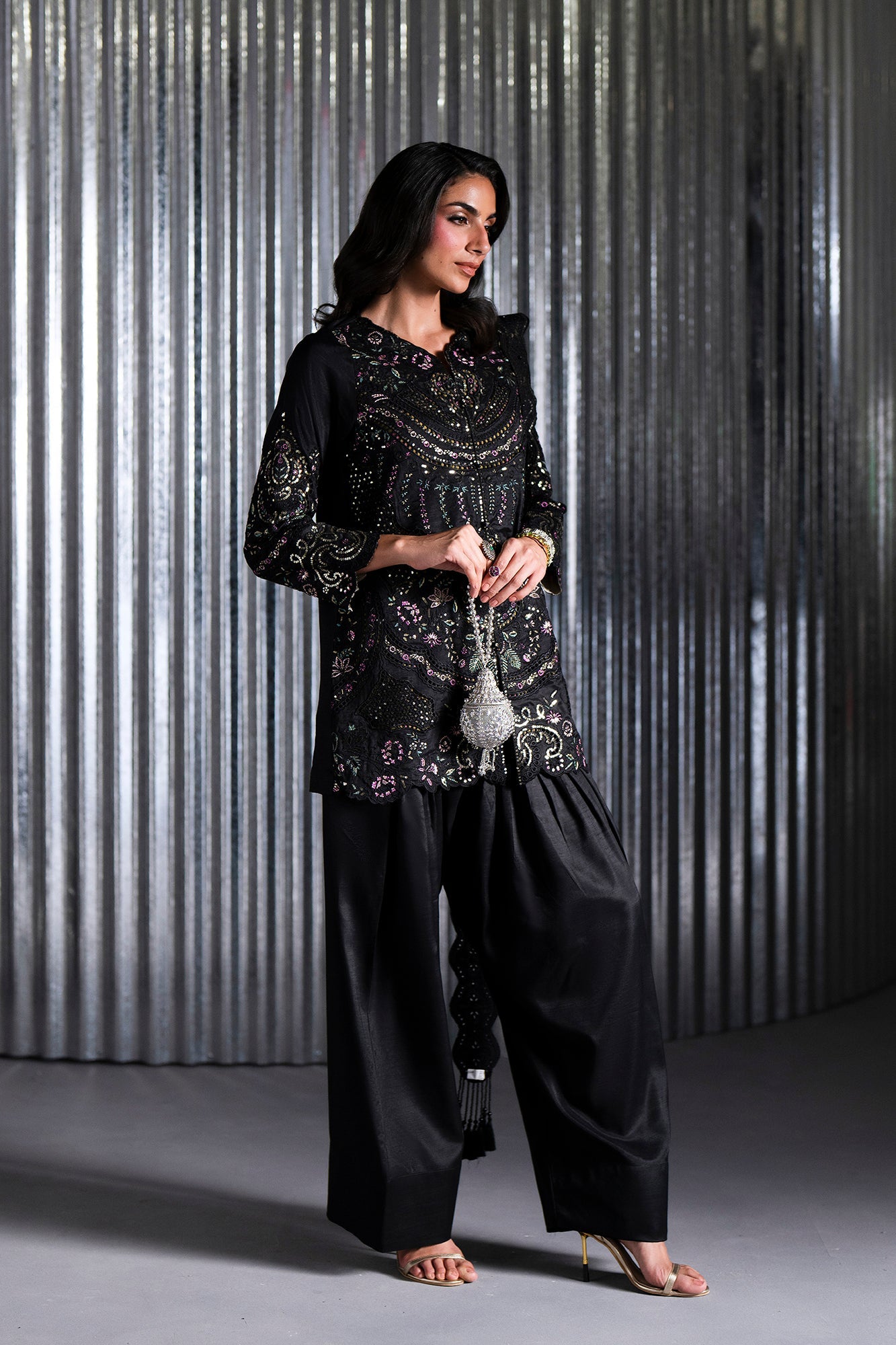 EMBROIDERED SUIT (E1142/104/902)