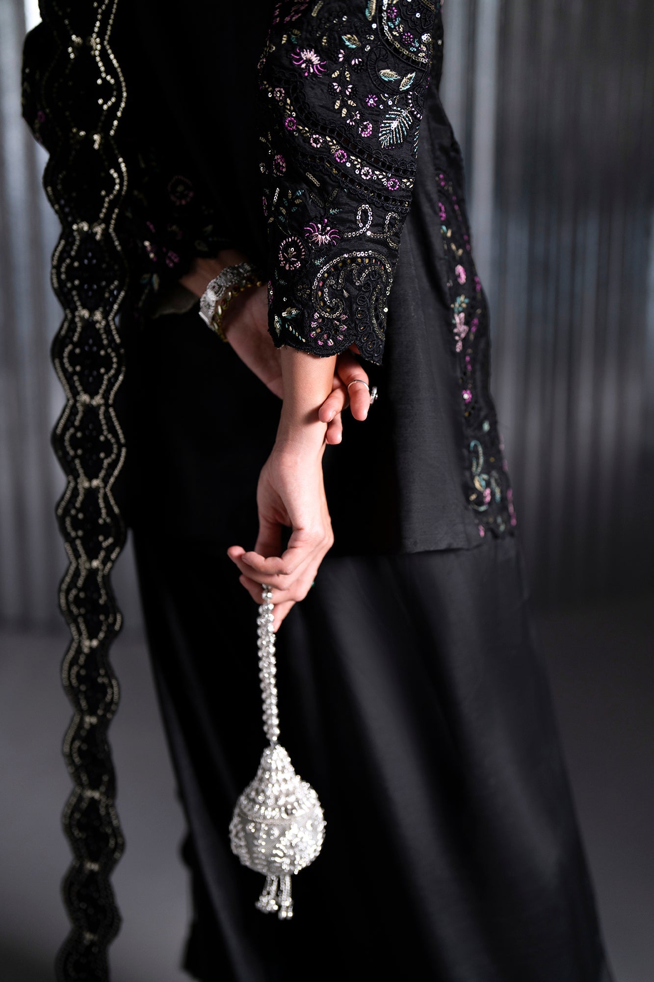 EMBROIDERED SUIT (E1142/104/902)