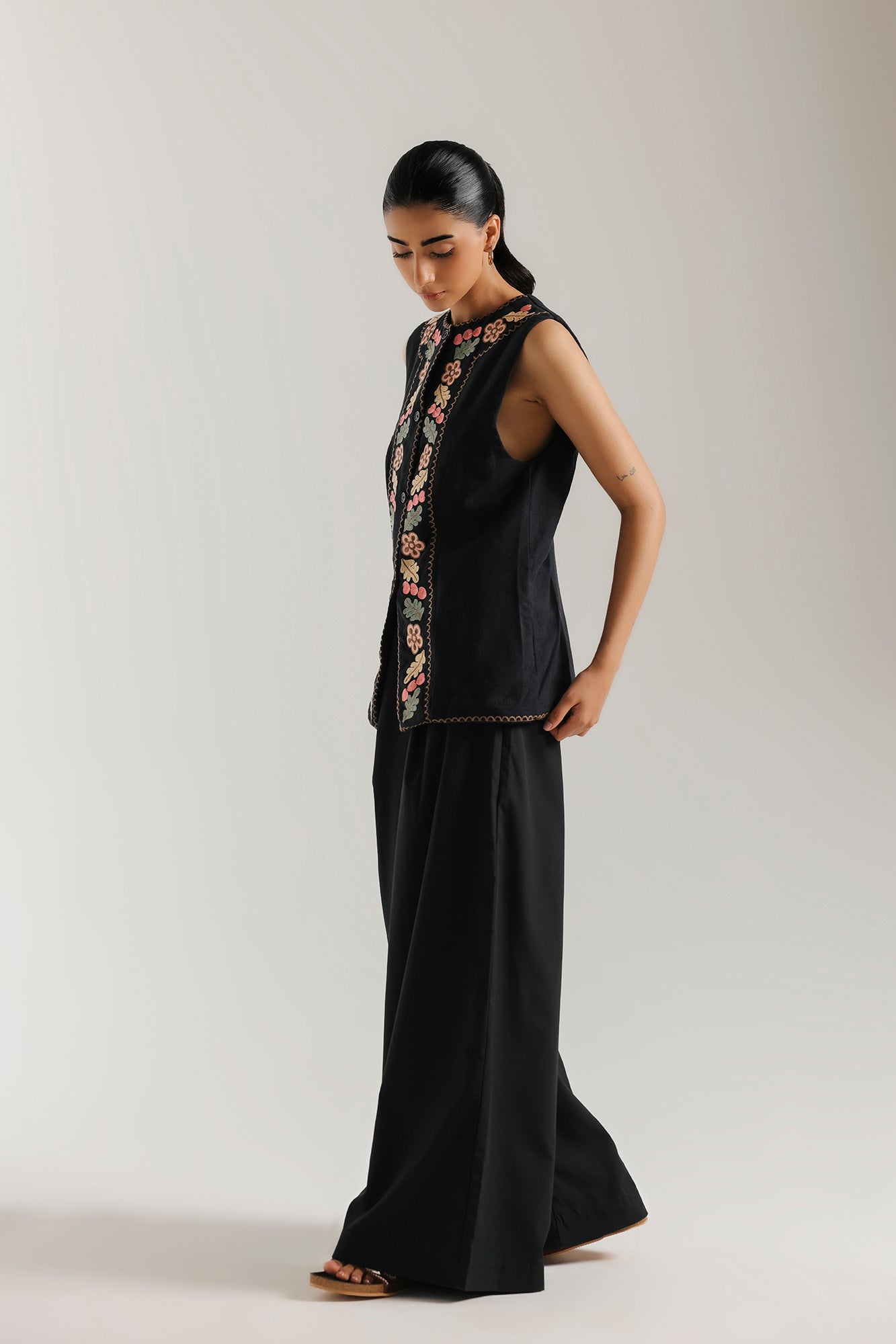 EMBROIDERED WAISTCOAT (E1163/101/902)