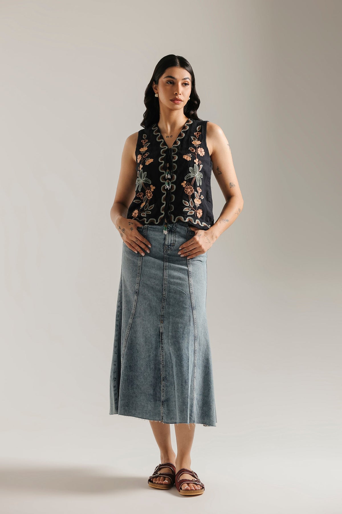 EMBROIDERED WAISTCOAT (E1167/101/902)