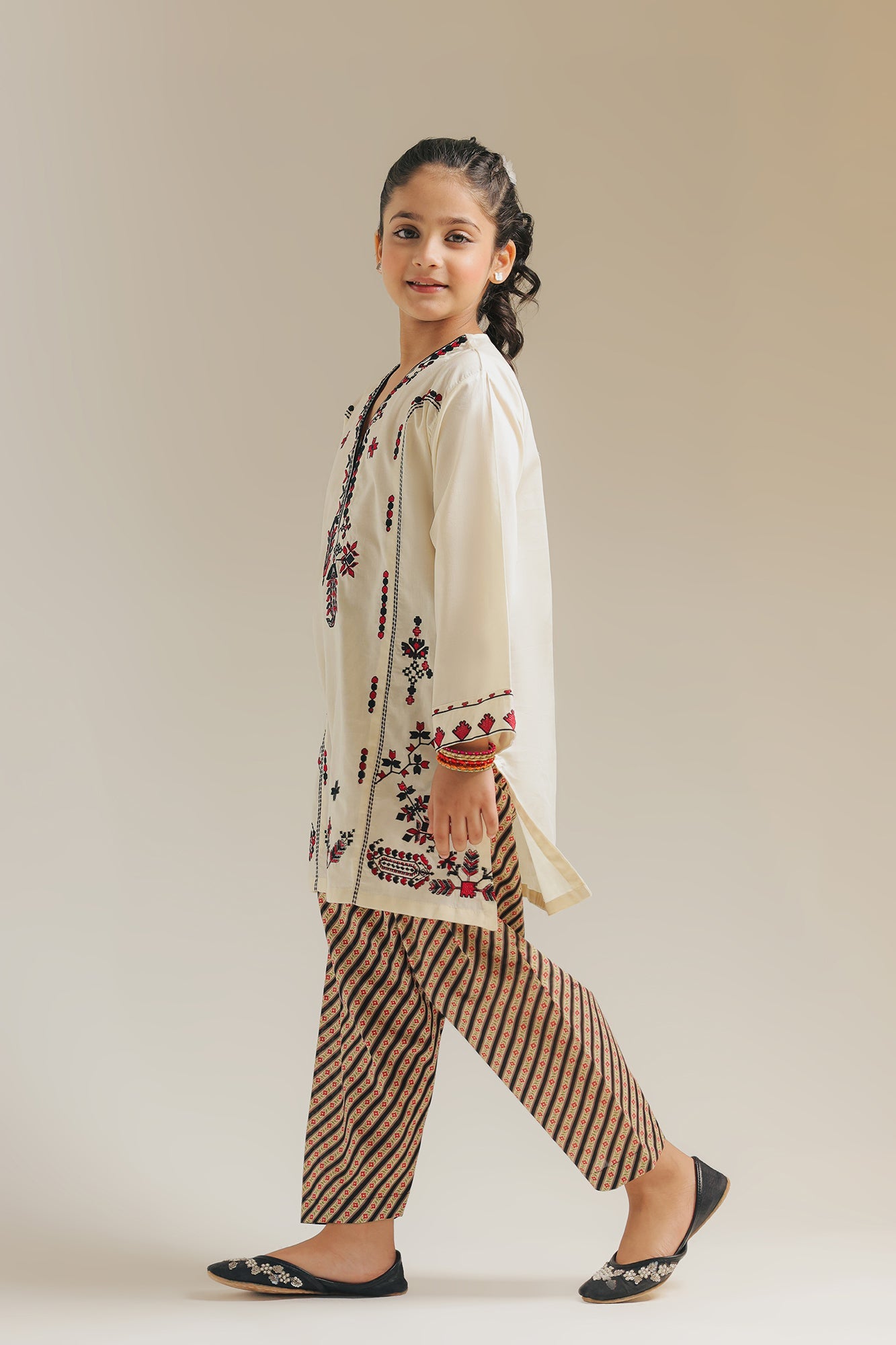 EMBROIDERED SUIT (E1570/402/002 E1570/302/002)