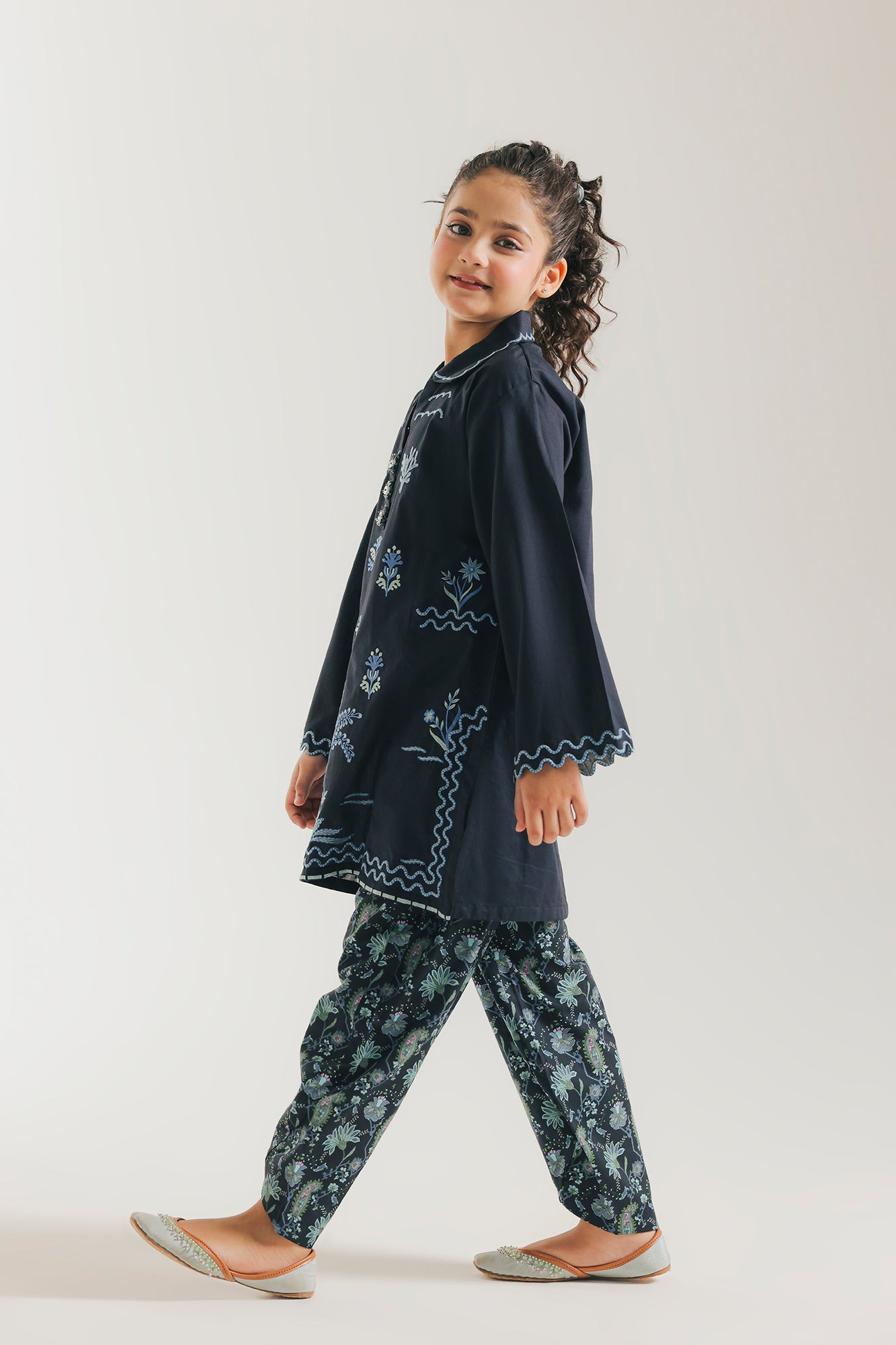 EMBROIDERED SUIT (E1590/402/902 E1590/302/902)