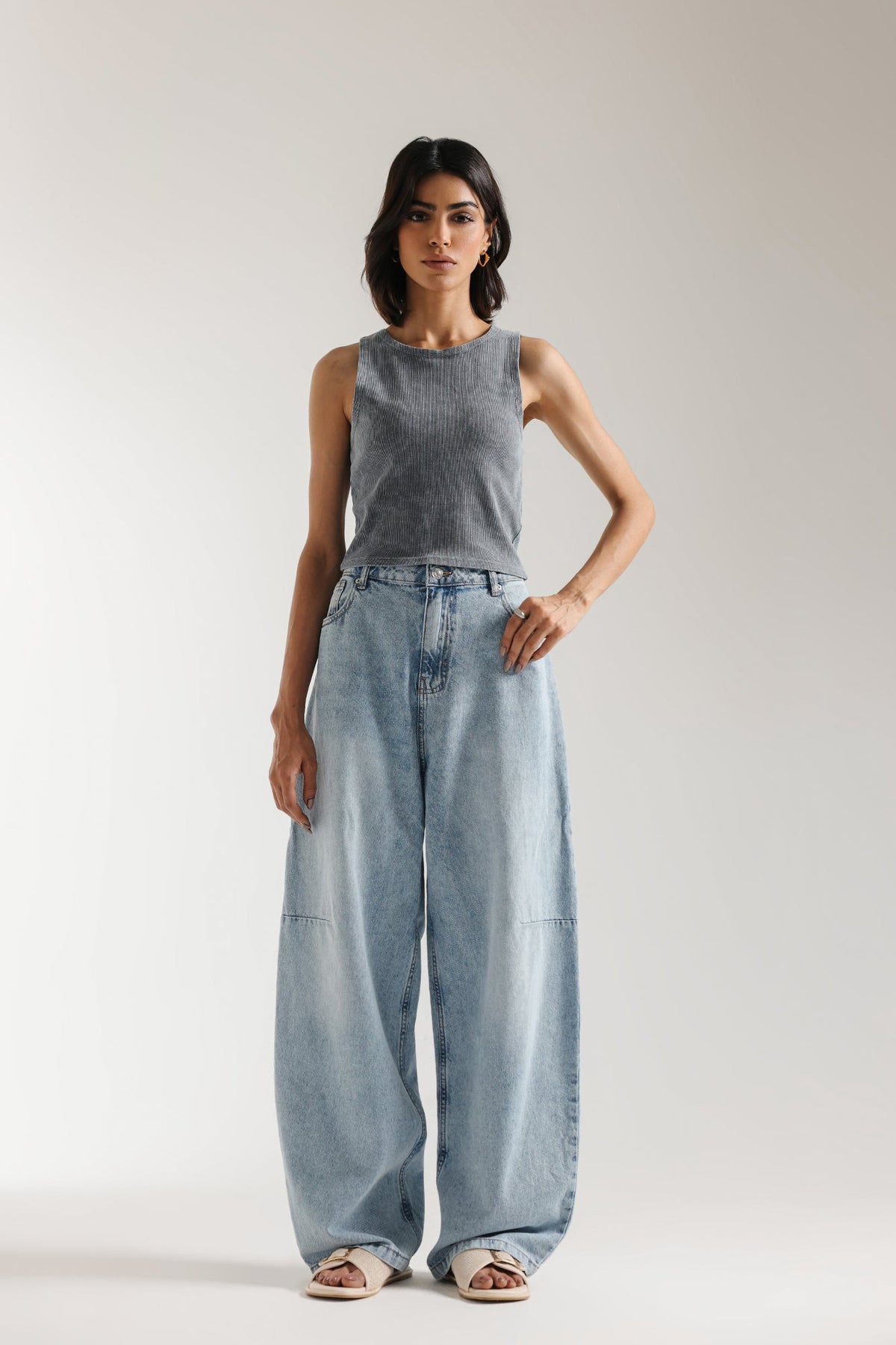 SLEEVELESS CROPPED TOP (E2396/108/903)