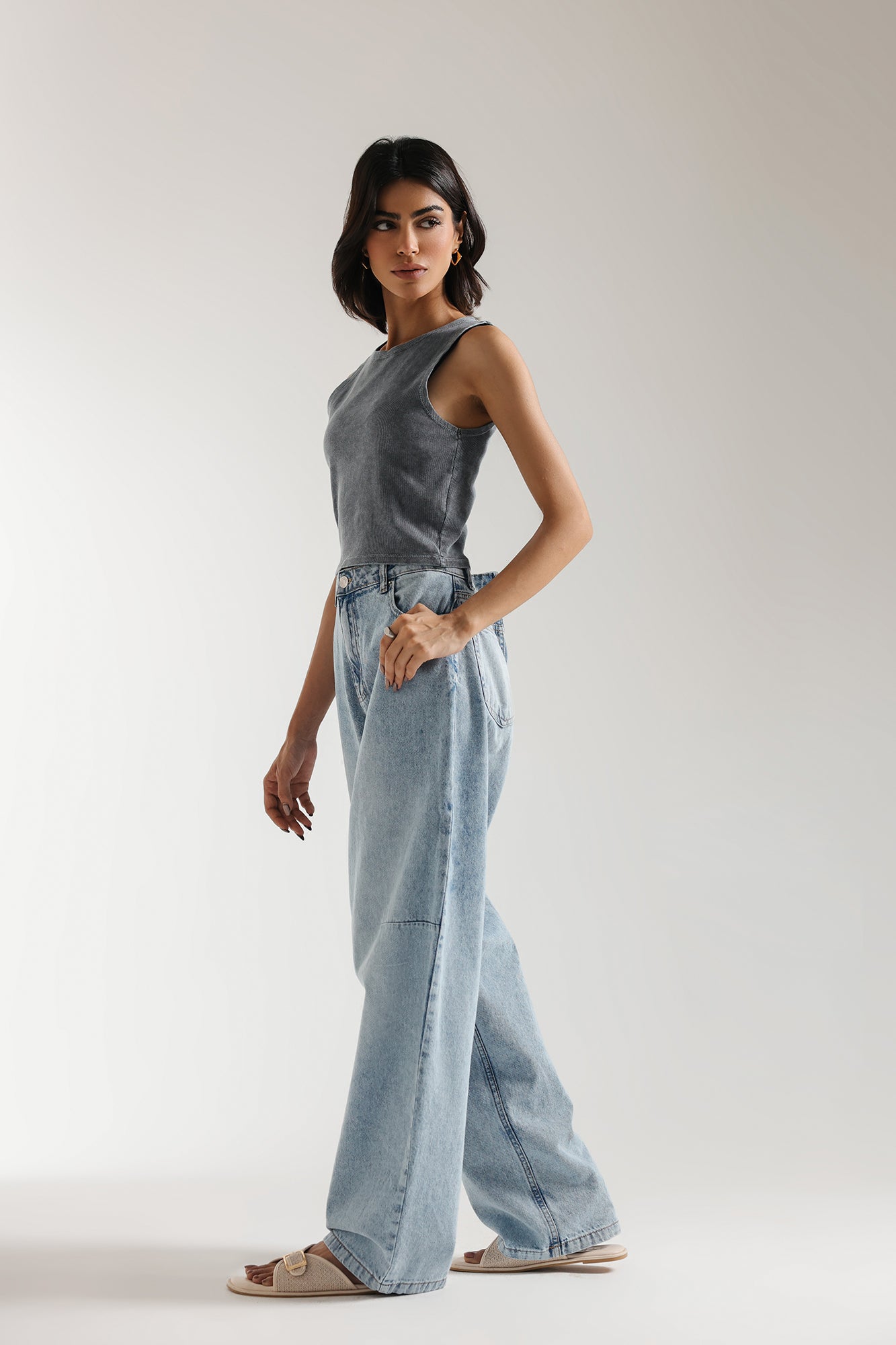 SLEEVELESS CROPPED TOP (E2396/108/903)