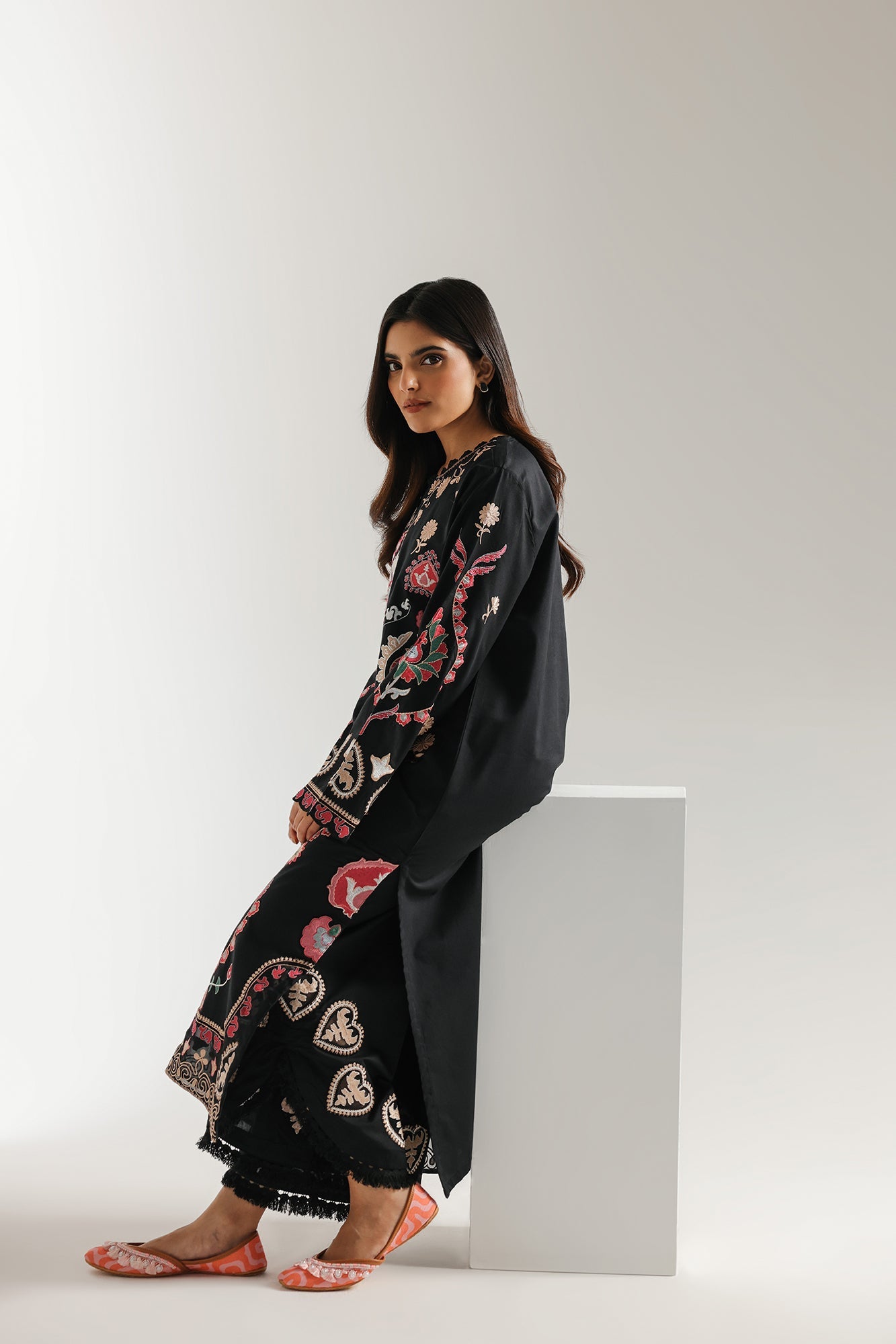 EMBROIDERED SUIT (E3497/103/902)