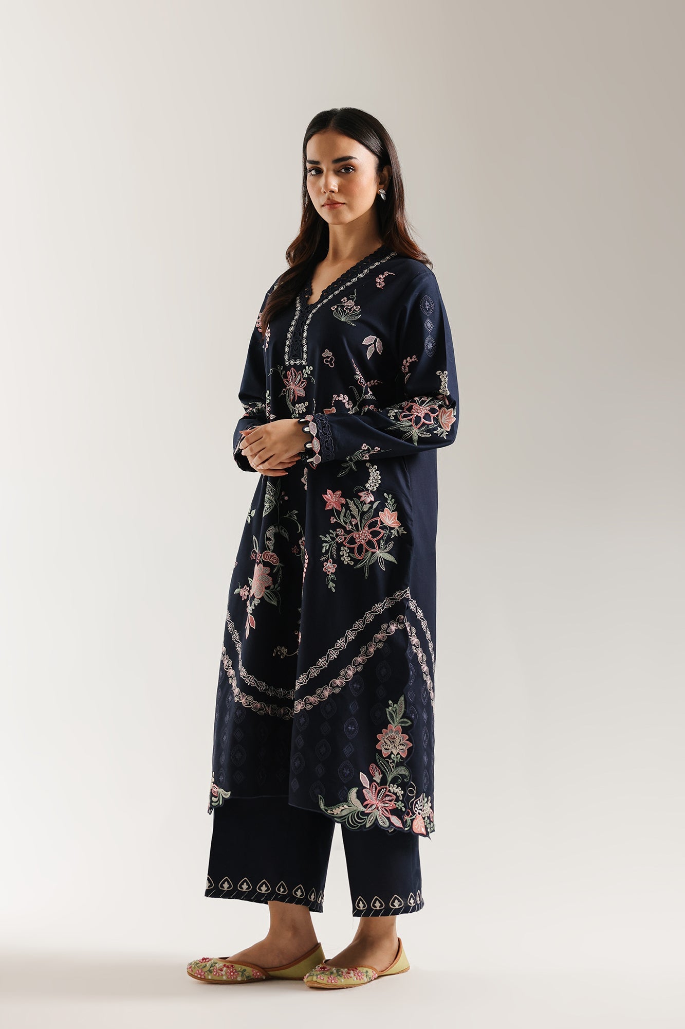 EMBROIDERED SUIT (E3647/103/622)