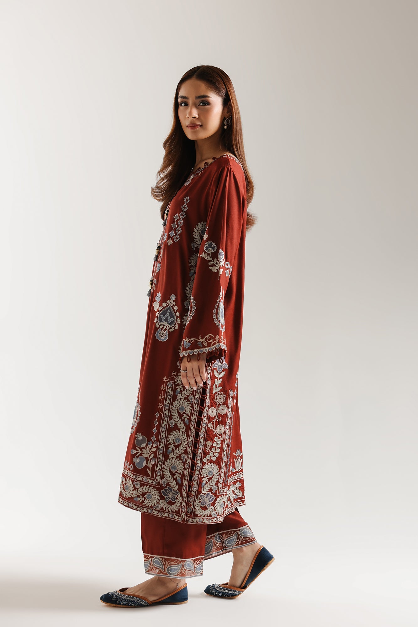 EMBROIDERED SUIT (E3662/103/310)