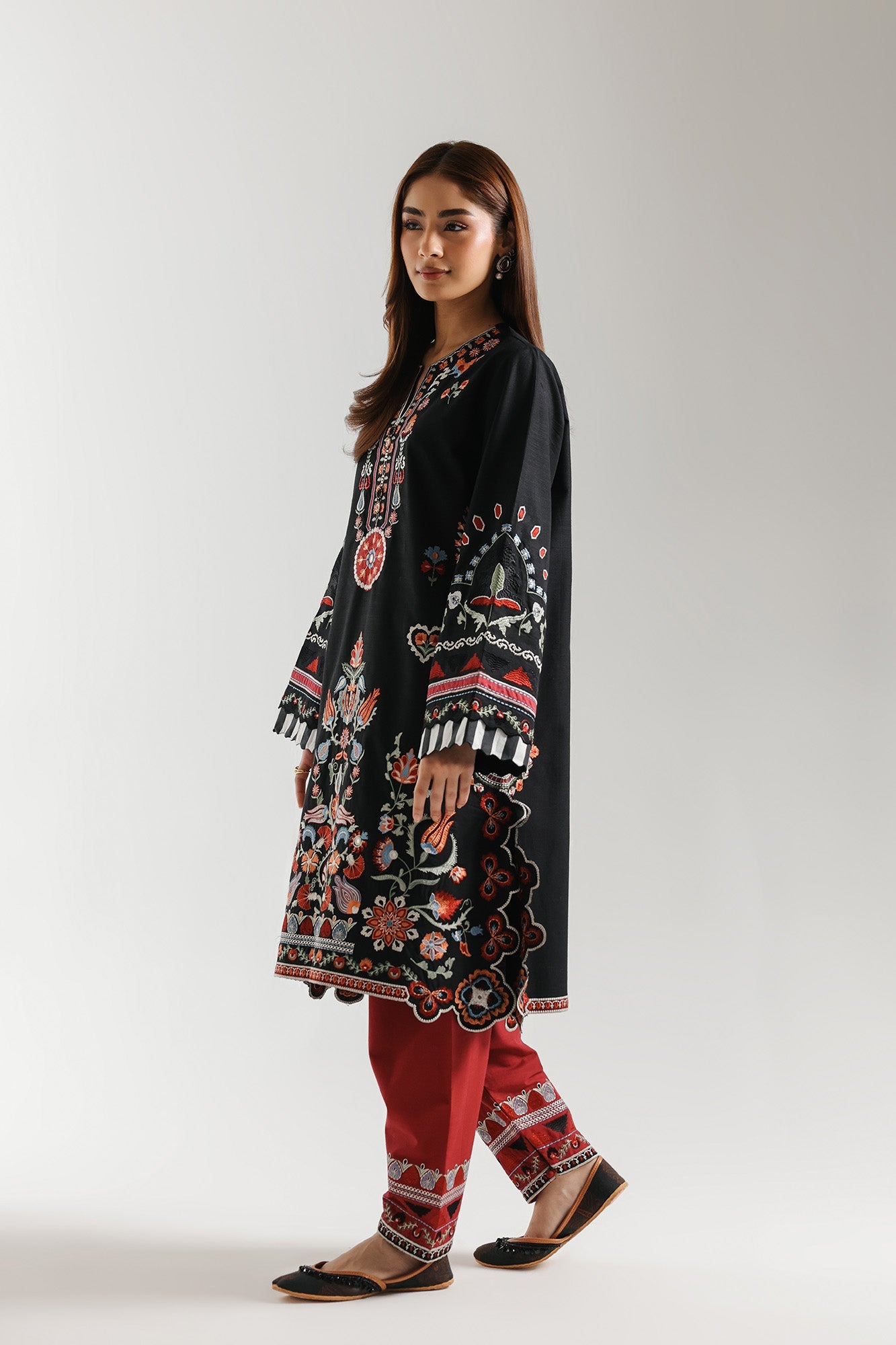 EMBROIDERED SUIT (E3676/103/902)