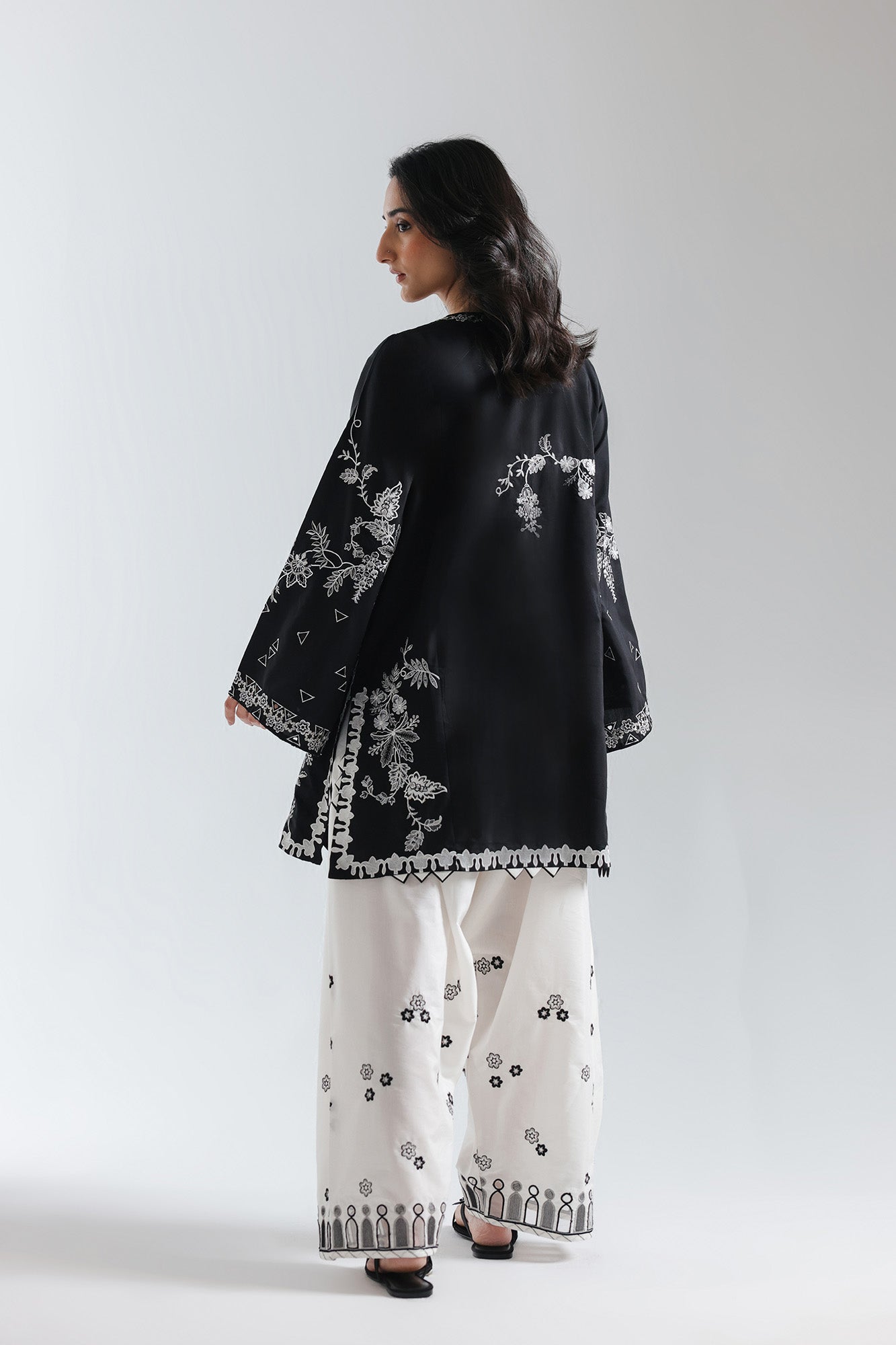 EMBROIDERED SUIT (E3800/103/901)
