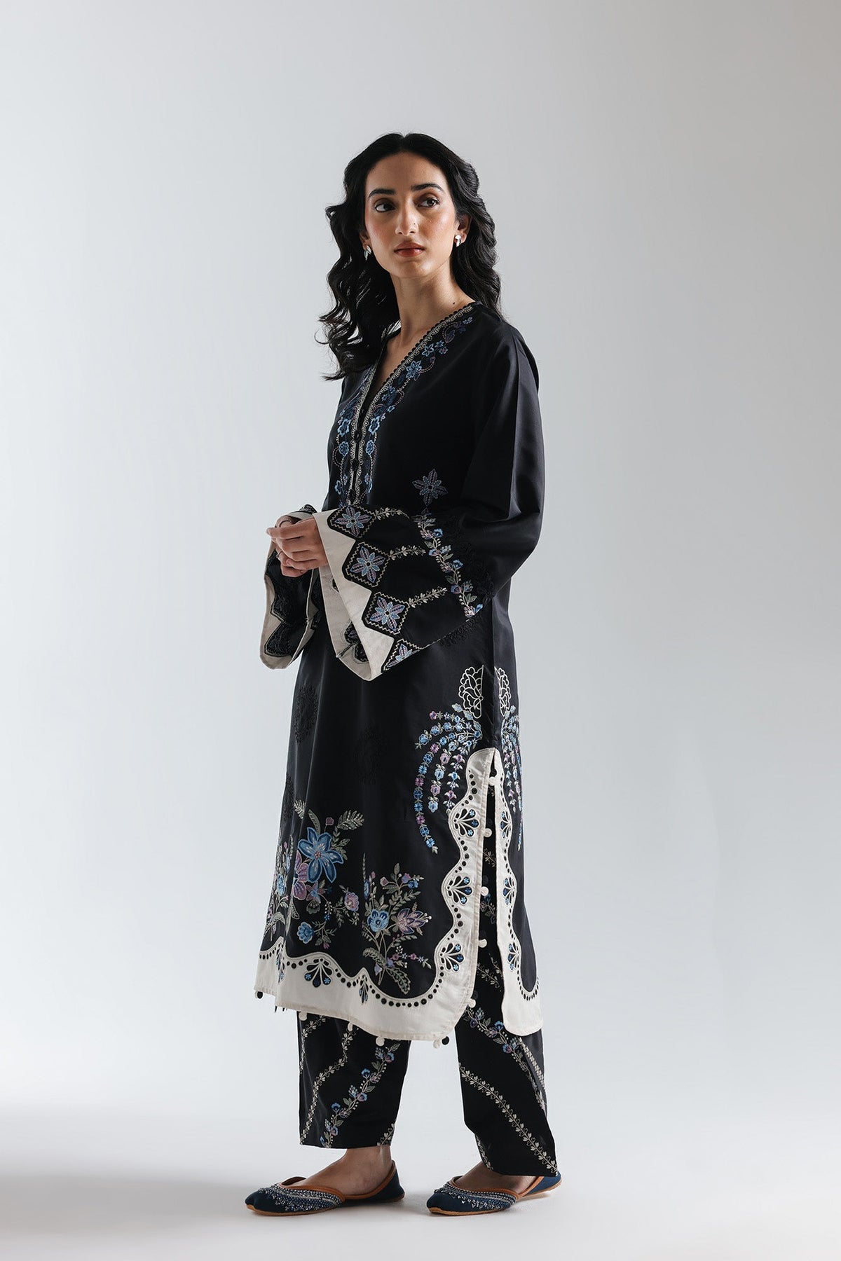 EMBROIDERED SUIT (E4019/103/902)