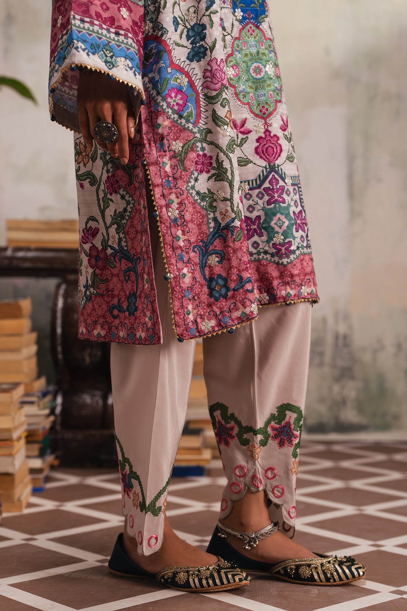 EMBROIDERED SUIT (E4035/103/817)