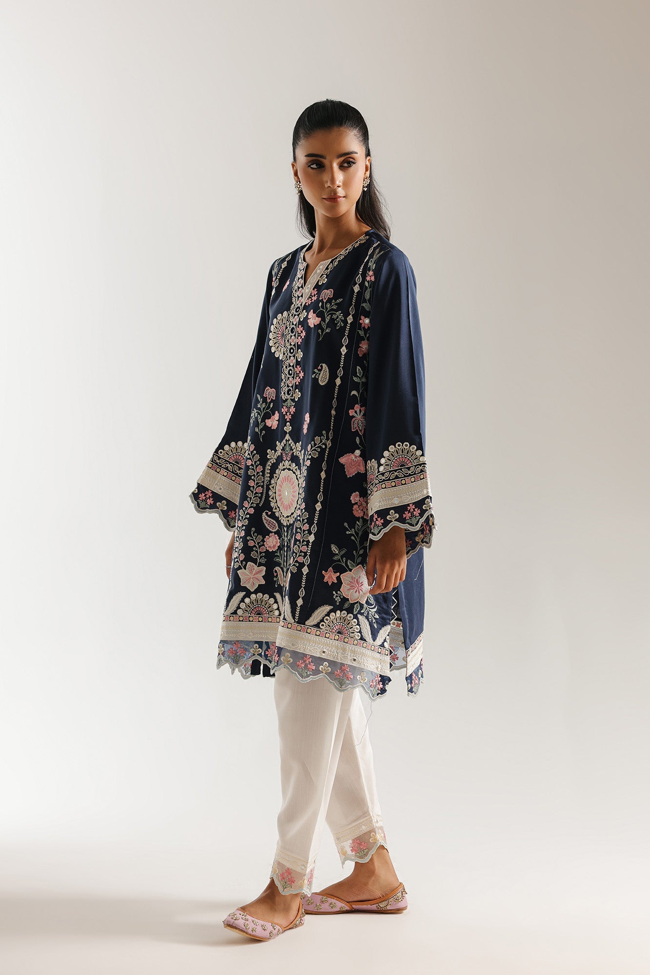 EMBROIDERED SUIT (E4047/103/620)