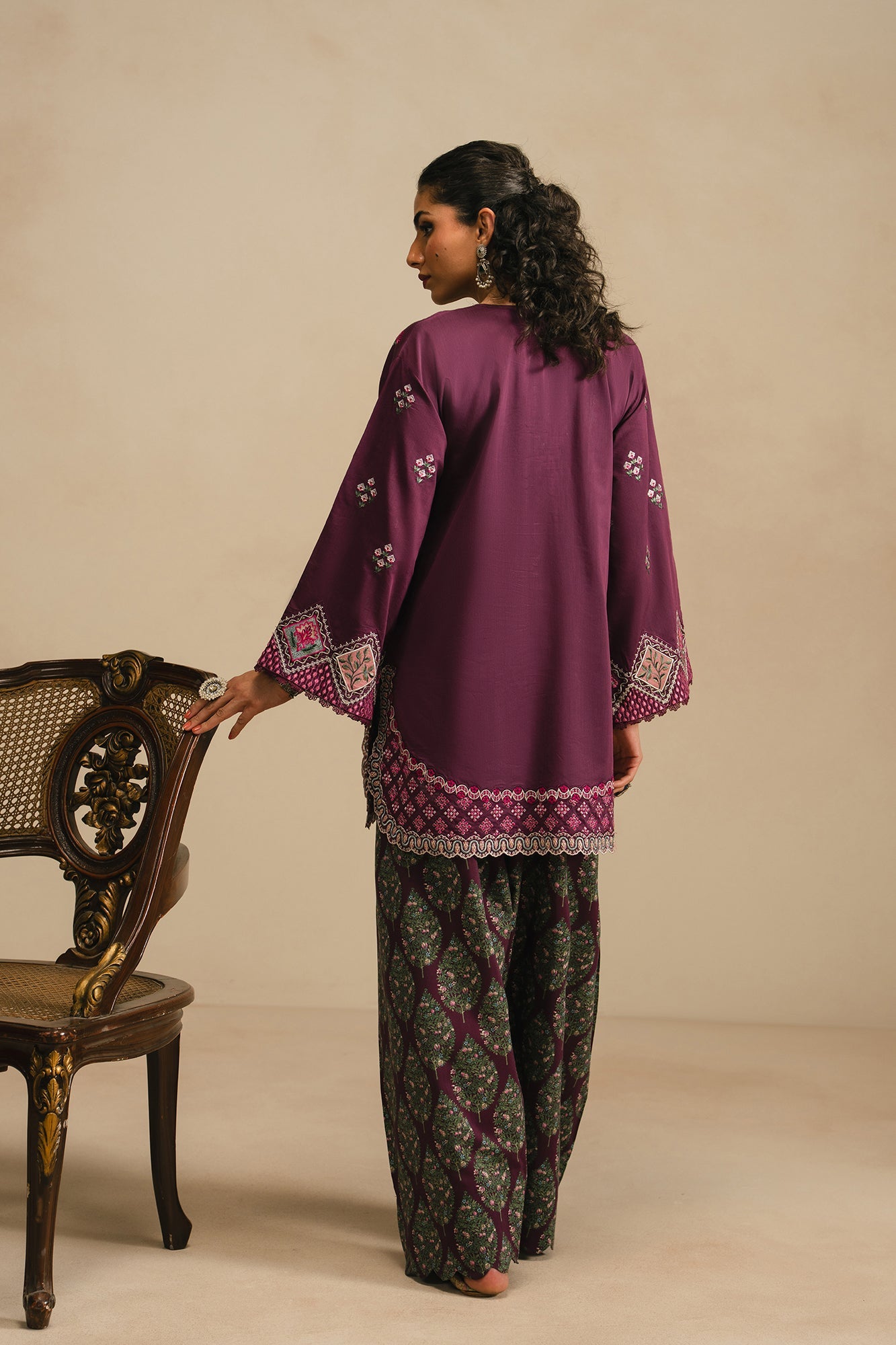 EMBROIDERED SUIT (E4125/103/516)