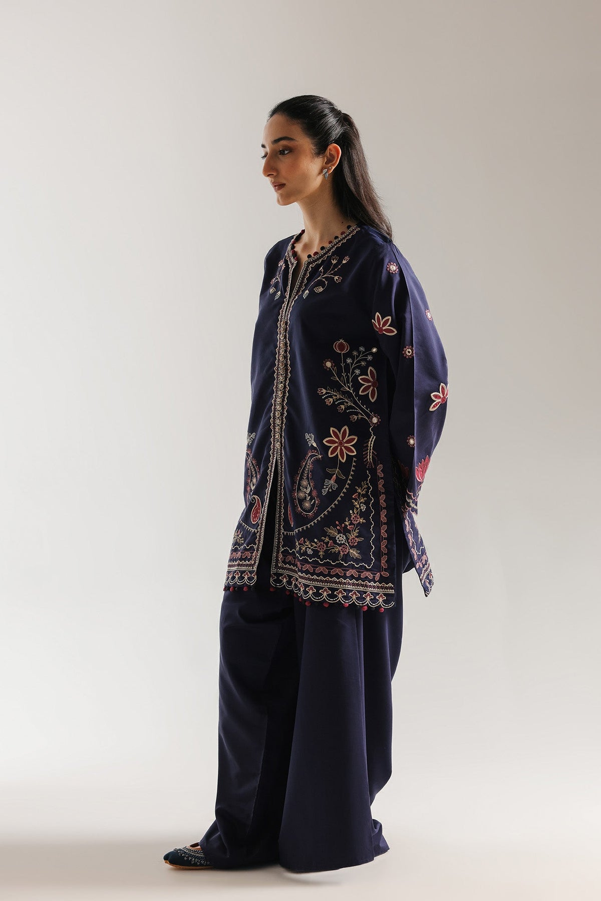 EMBROIDERED SUIT (E4131/103/618)