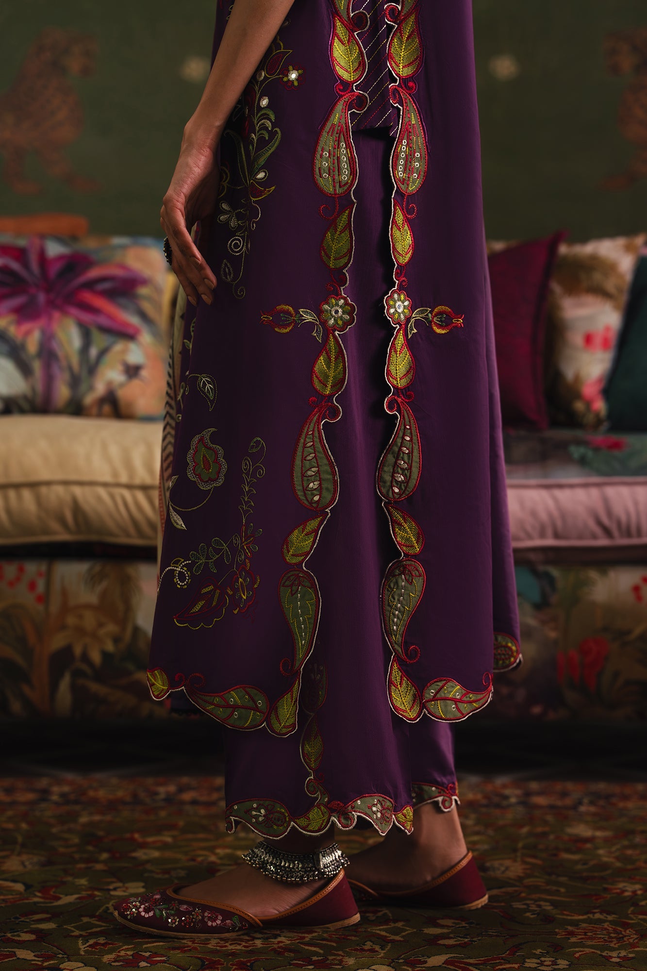 EMBROIDERED SUIT (E4132/103/518)