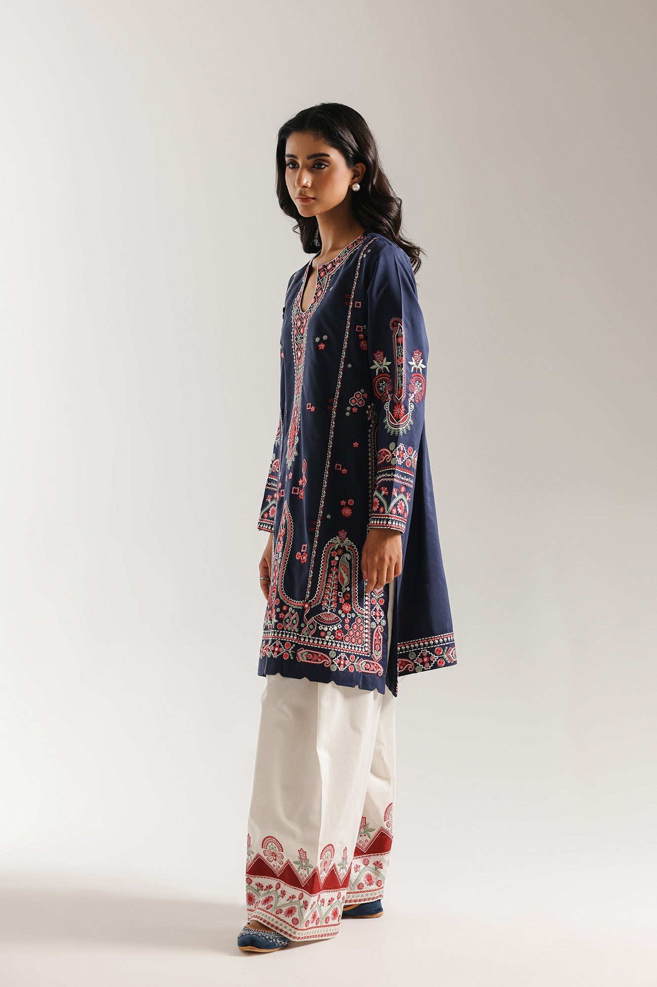 EMBROIDERED SUIT (E4139/103/619)